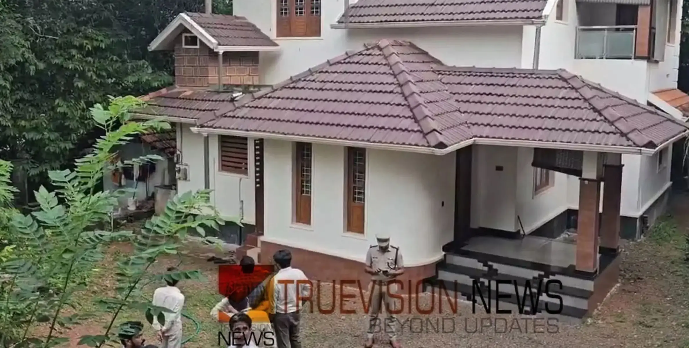 അമ്മയെ വീട്ടിൽ നിന്ന് പുറത്താക്കി മകൻ; മകനെ പുറത്താക്കി വീട് അമ്മക്ക് നൽകി റവന്യൂ അധികൃതർ 