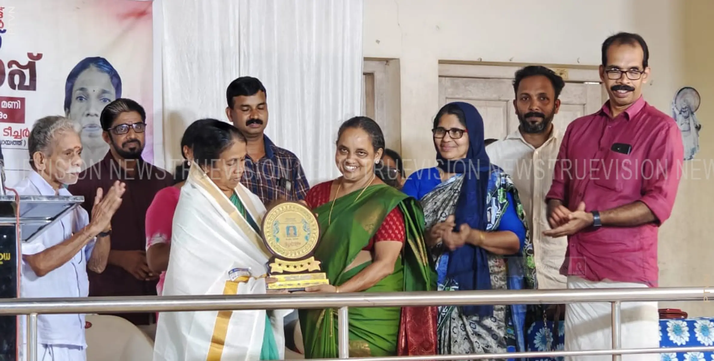 അങ്കണവാടി ഹെല്‍പ്പര്‍ ഒ.എം ശാരദക്ക് യാത്രയയപ്പ് നല്‍കി