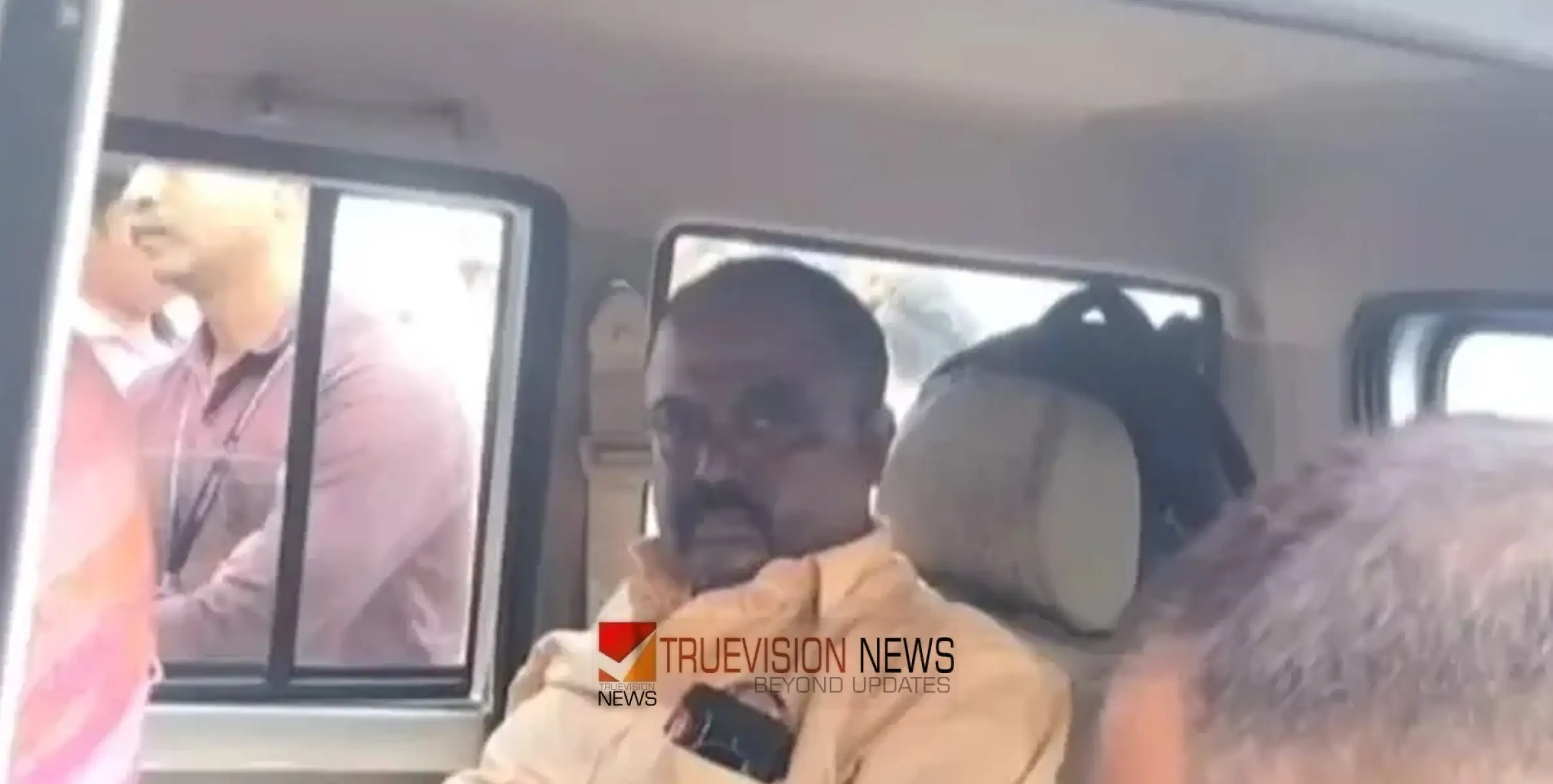കണ്ണൂരിൽ കൈക്കൂലി വാങ്ങുന്നതിനിടെ വില്ലേജ് ഓഫീസർ പിടിയിൽ