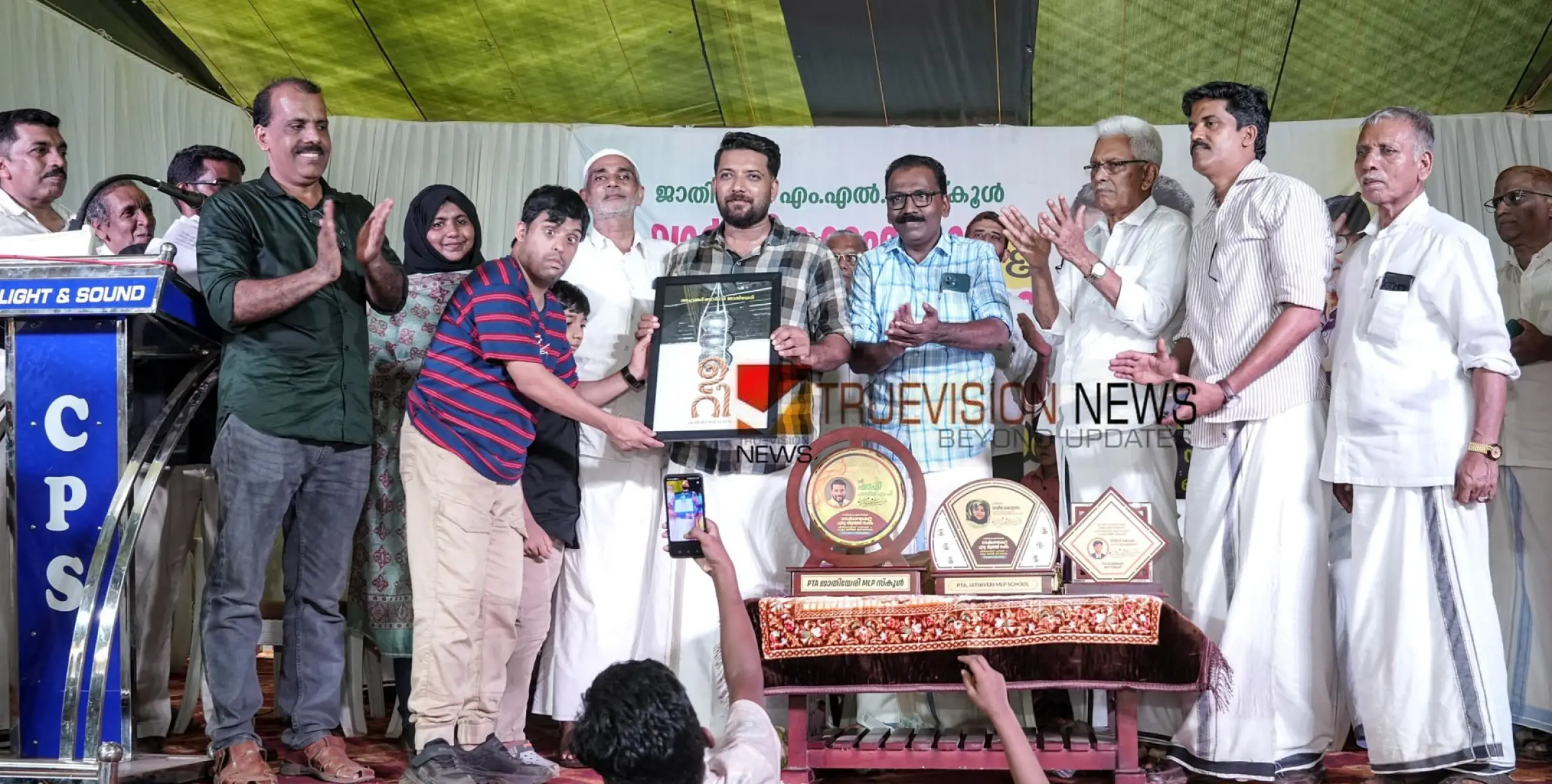 അഹമ്മദ് ബാഖവി ജാതിയേരി കവിതാ സമാഹാരം 'ഉറി' പുറത്തിറങ്ങുന്നു