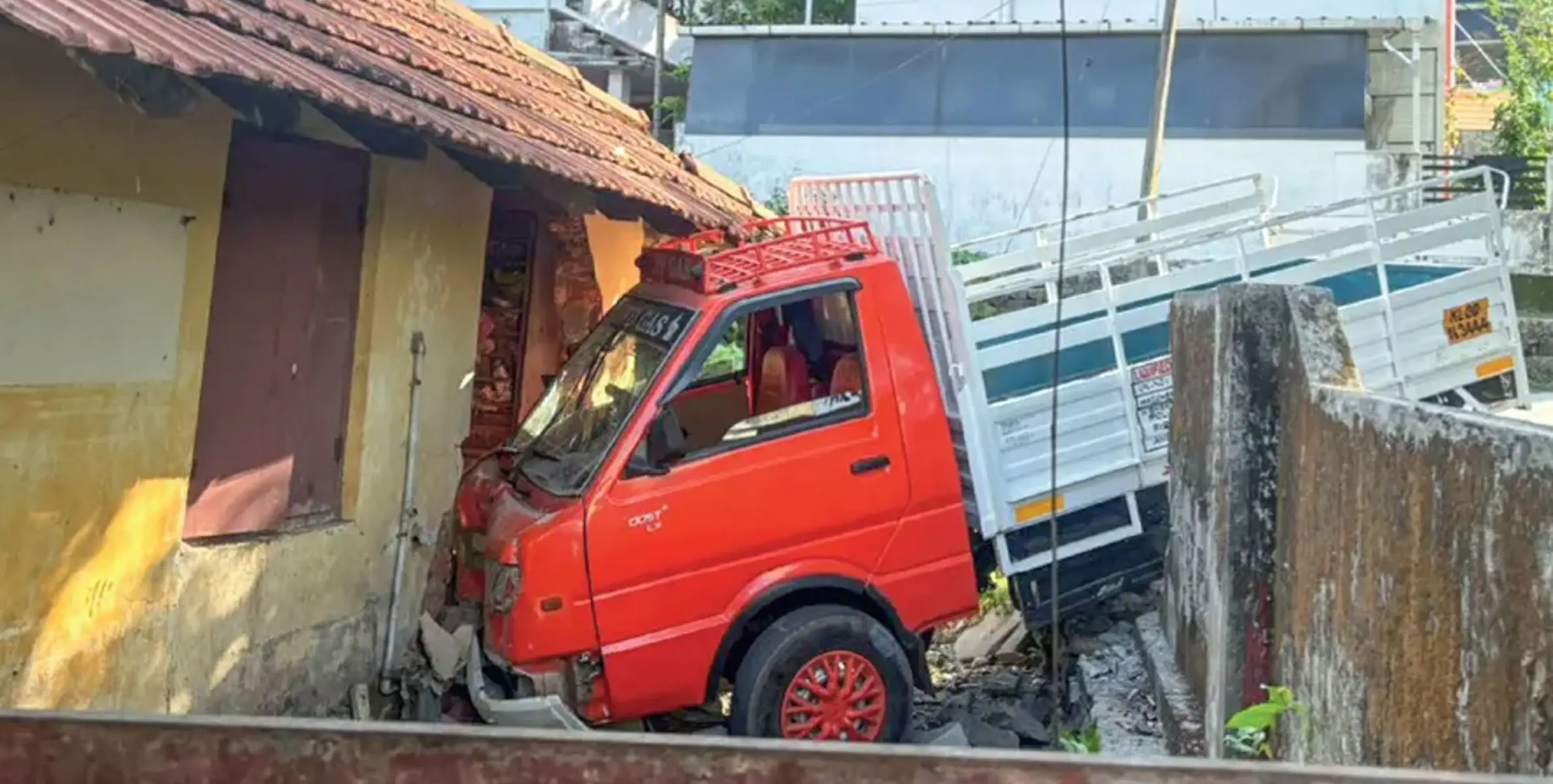 പാചകവാതക സിലിണ്ടറുകളുമായി പോയ മിനിലോറി വീട്ടിലേക്ക് ഇടിച്ചുകയറി