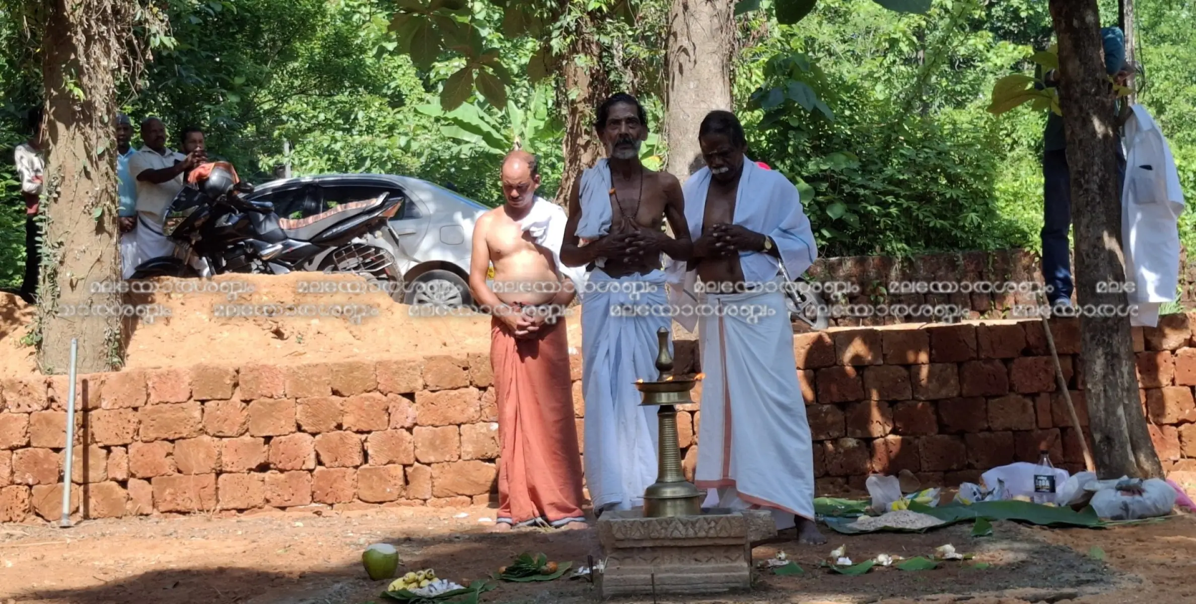 കൊട്ടിയൂർ വൈശാഖ മഹോത്സവം: ദൈവത്തെ കാണൽ ചടങ്ങ് നടത്തി