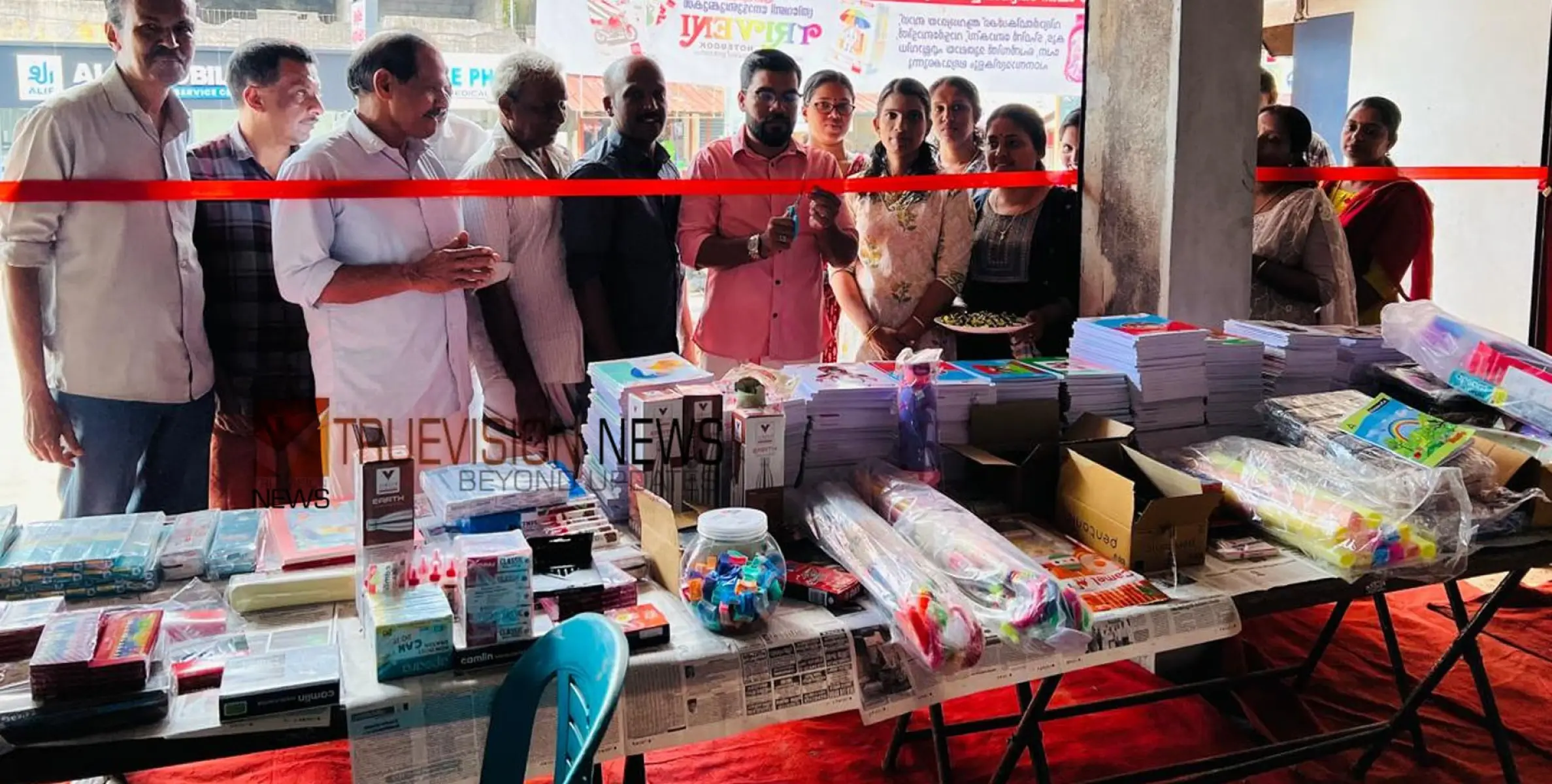 പുത്തൻ ബാഗും കുടയും; കക്കട്ടിൽ വിദ്യാർത്ഥികൾക്കായി സ്കൂൾ വിപണി സജീവം 