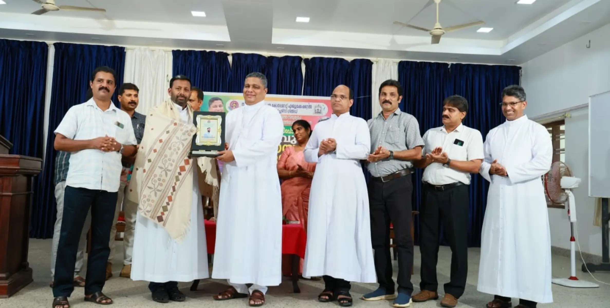 ആദരവും യാത്രയയപ്പ് സമ്മേളനവും നടത്തി