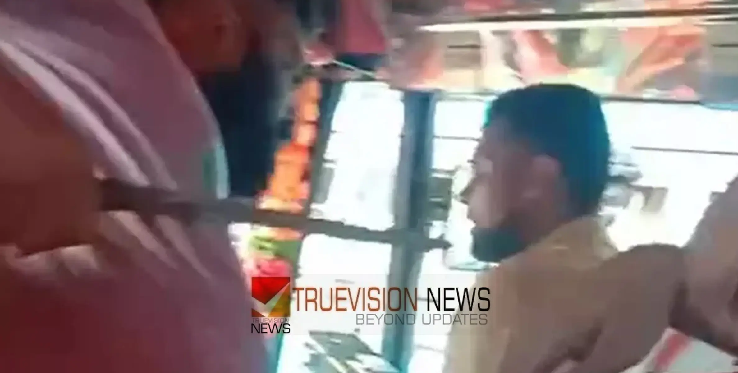 വടിവാളുമായി അഞ്ചം​ഗ സംഘം ബസിൽ കയറി, ഡ്രൈവറുടെ കഴുത്തിന് നേരെ നീട്ടി ഭീഷണി