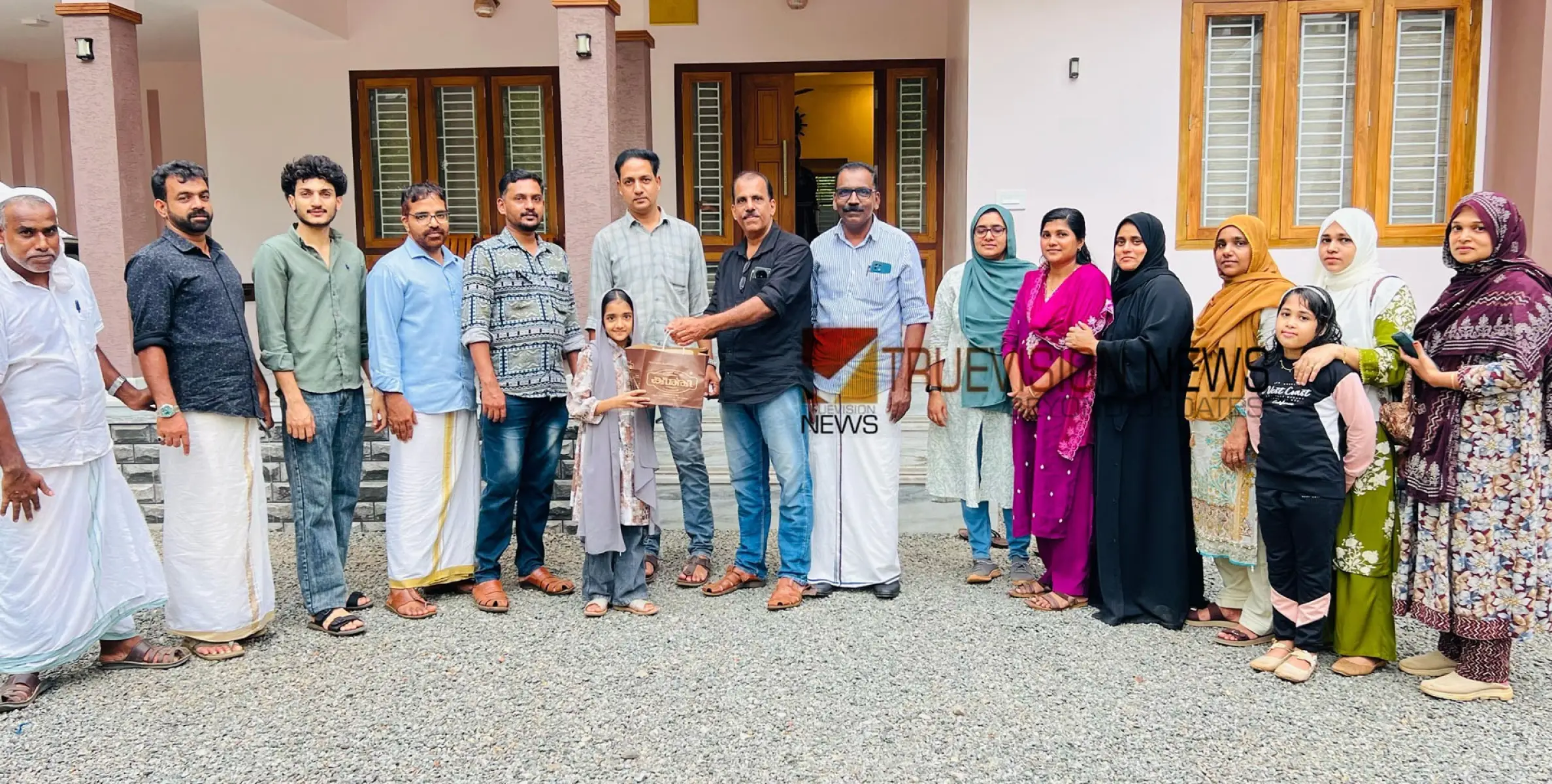 സ്കൂളിന് അഭിമാനം; സ്കോളർഷിപ്പ് ജേതാക്കളെ അനുമോദിച്ച് വീടുകളിലേക്ക്