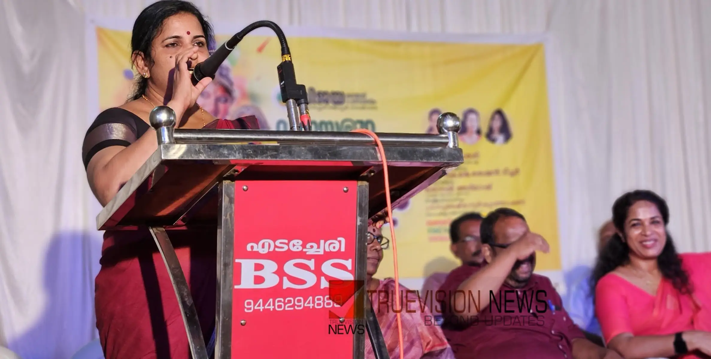 പ്രതിഭകൾക്ക് ആദരം; വിജയ കലാവേദി ആൻ്റ് ഗ്രന്ഥാലയം വാർഷികാഘോഷത്തിന് വനിതാരവത്തോടെ സമാപനം