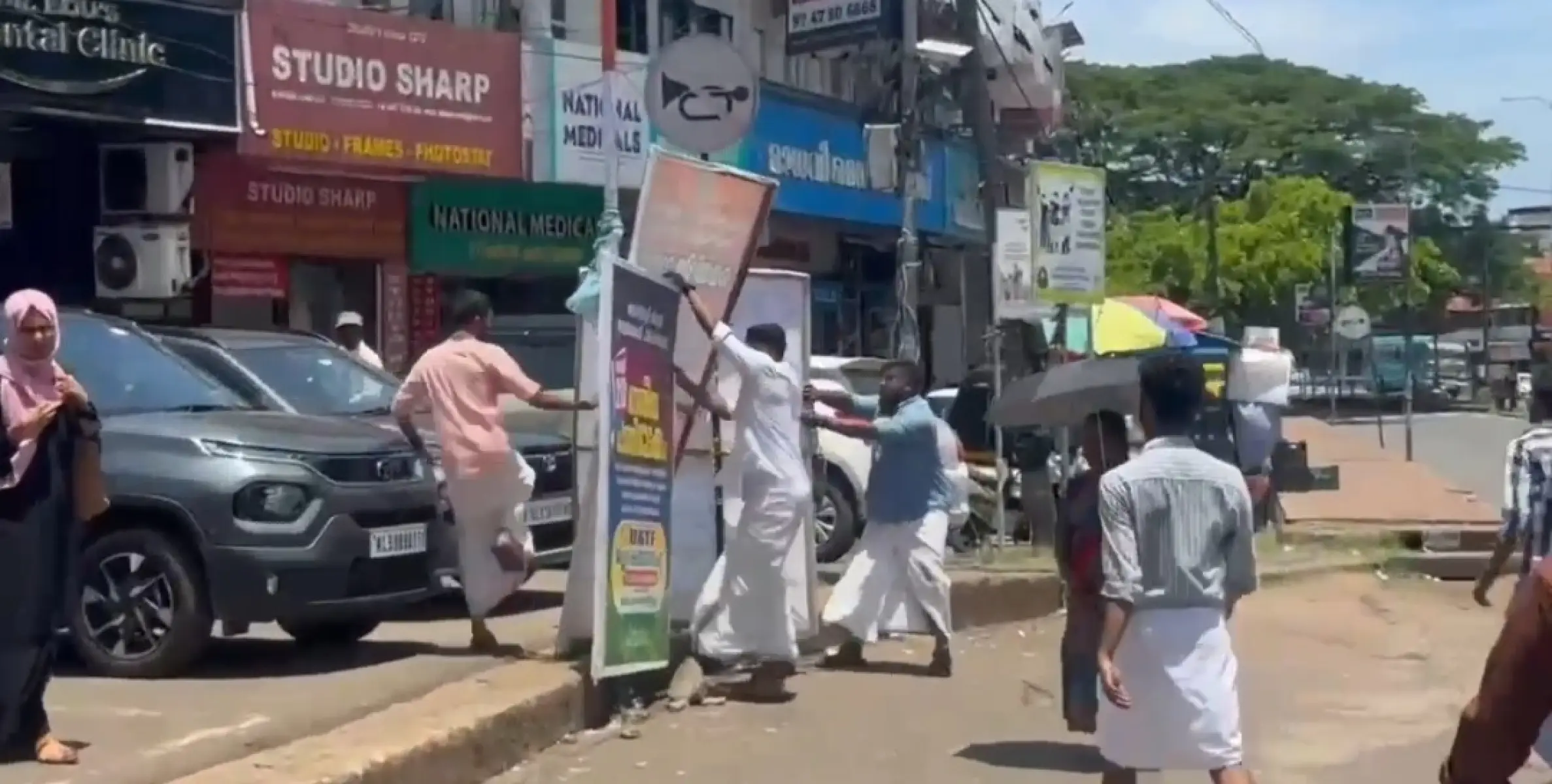 കണ്ണൂരിൽ എസ് എഫ് ഐ പ്രതിഷേധത്തിനിടെ അക്രമം ;കോൺഗ്രസ് കൊടിമരവും സുധാകരന് അനുകൂലമായ ഫ്ലക്സും തകർത്തു