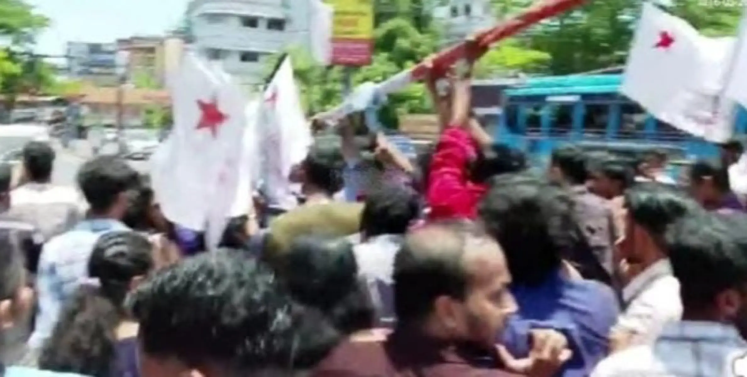 കണ്ണൂരില്‍ പിഴുതെടുത്ത കൊടിമരം മാറിപ്പോയി; കോൺഗ്രസ് കൊടിമരമെന്ന് കരുതി SFI പിഴുതെടുത്തത് മറ്റൊരു കൊടിമരം