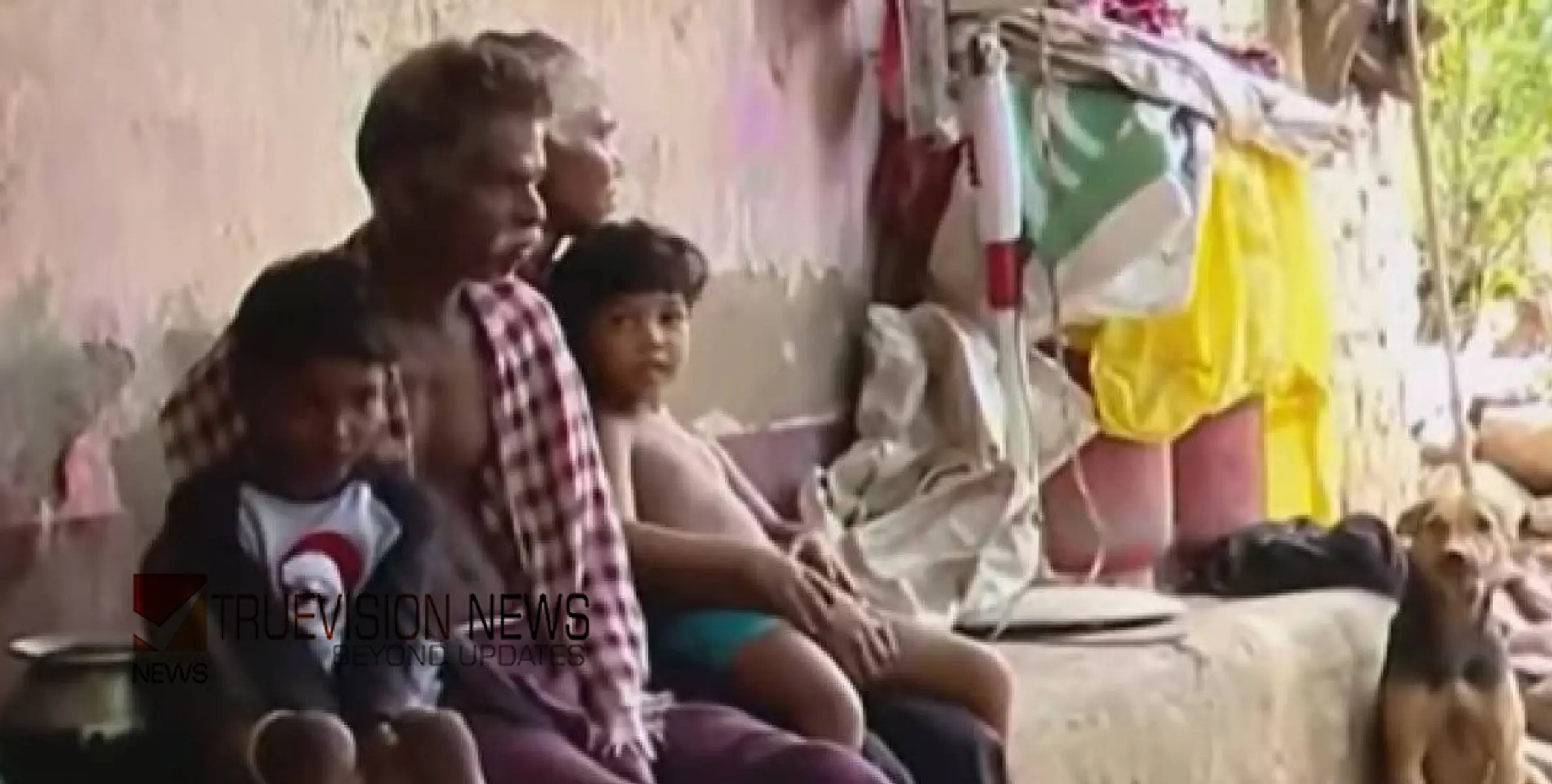  വാതിൽ മാന്തി പൊളിച്ച് വീടിനുള്ളിൽ കയറി പുലി; ഉറങ്ങി കിടന്ന കുട്ടിയെ കട്ടിലിൽ നിന്ന് തട്ടിയിട്ടു