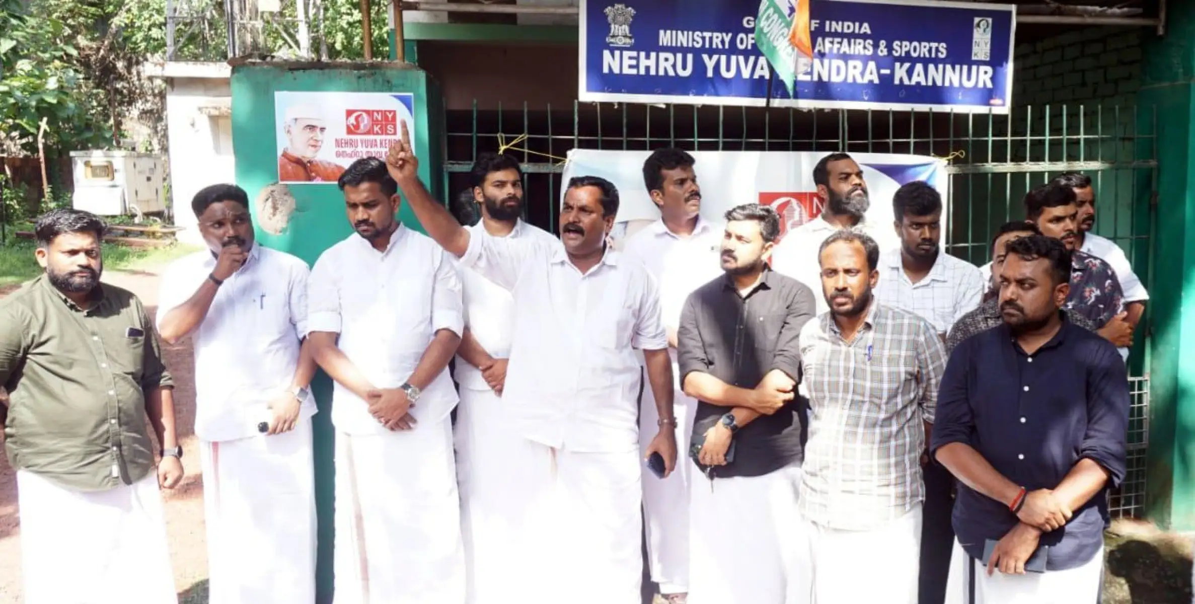 നെഹ്‌റു യുവ കേന്ദ്രയുടെ പേര് മാറ്റാനുള്ള ശ്രമം : പുതിയ ബോർഡ്‌ വെച്ച് യൂത്ത് കോൺഗ്രസ്‌