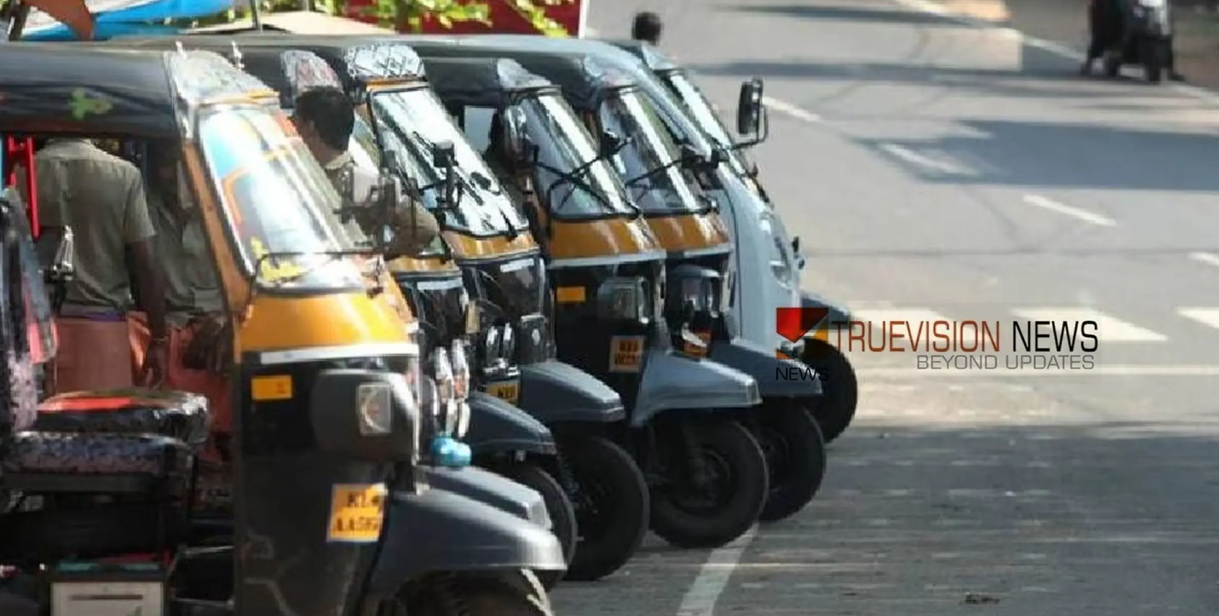 യാത്രക്കാർ ദുരിതത്തിൽ; വടകരയിൽ മലിന ജലം റോഡിലേക്ക് ഒഴുക്കുന്നത് തടയണം -ഓട്ടോ കൂട്ടായ്മ