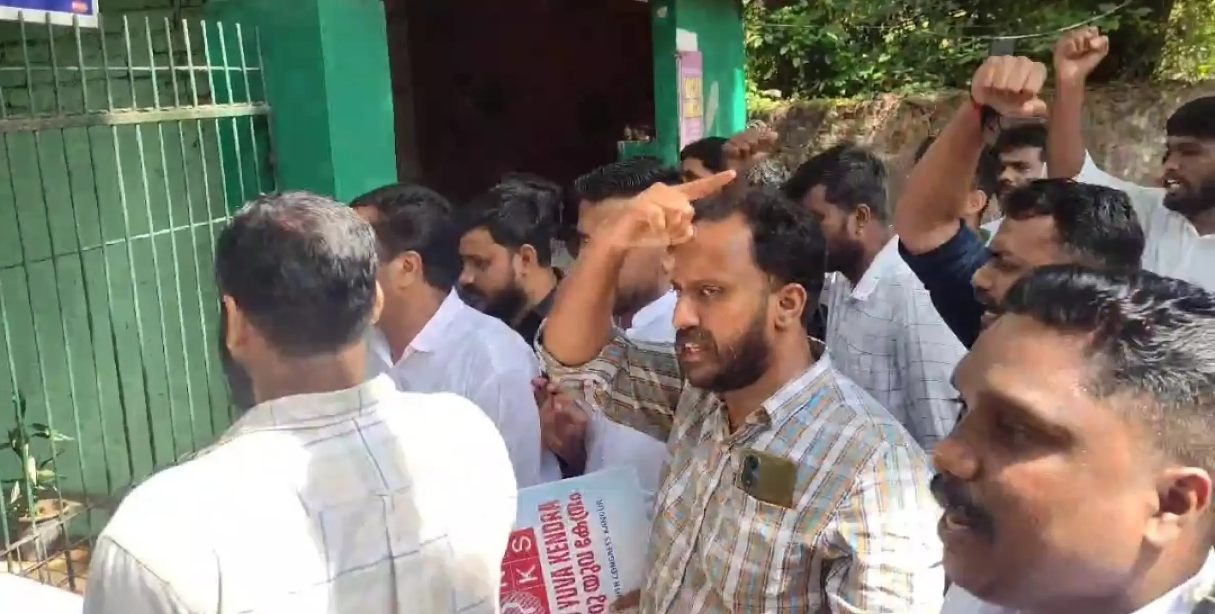 നെഹ്‌റു യുവ കേന്ദ്രയുടെ പേര് മാറ്റാനുള്ള ശ്രമം: പുതിയ ബോർഡ്‌ വെച്ച് യൂത്ത് കോൺഗ്രസ്‌