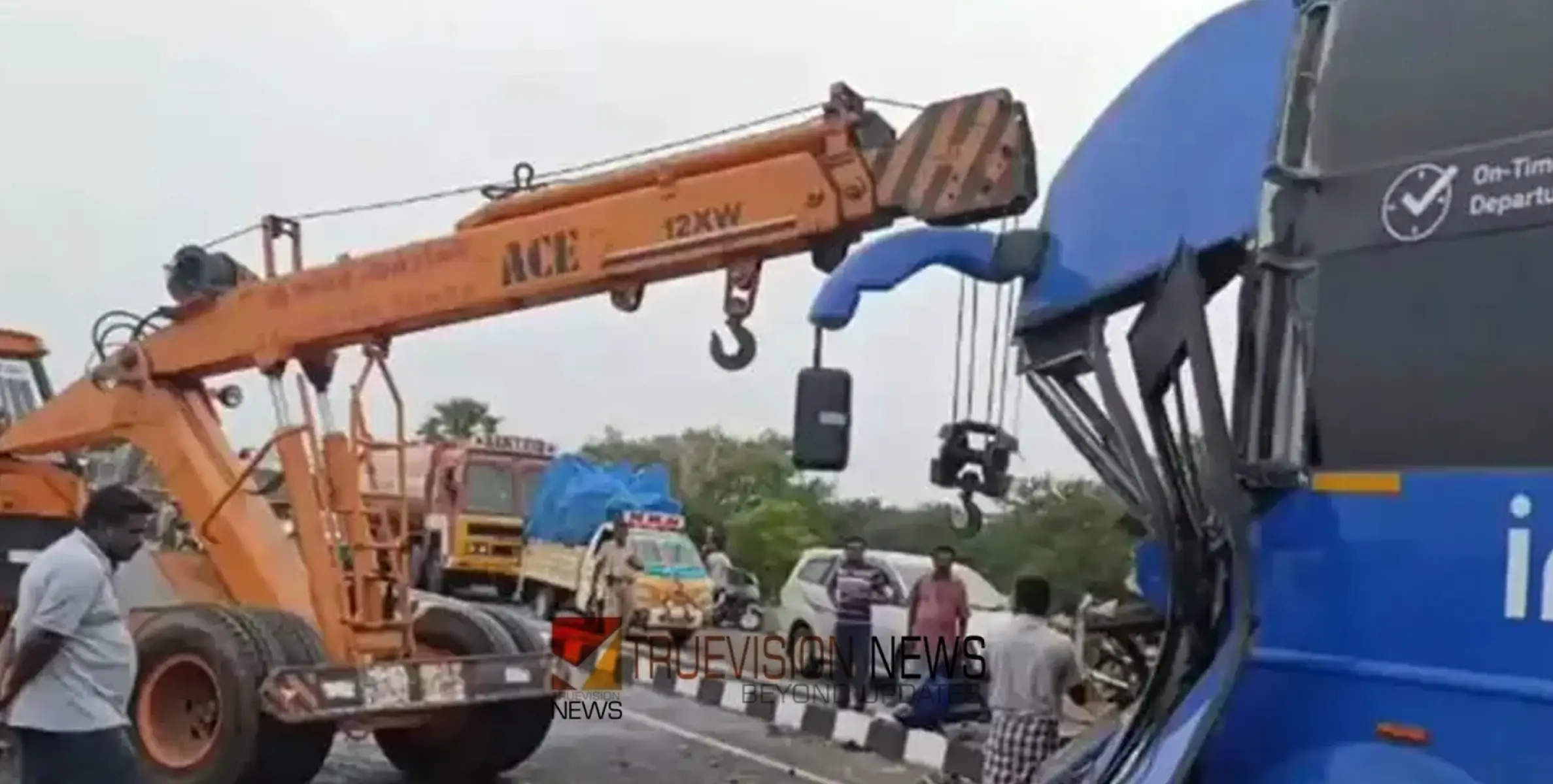 ദേശിയ പാതയിൽ വാഹനാപകടം; ടൂറിസ്റ്റ് ബസും വാനും കൂട്ടിയിടിച്ച് നാല് പേർക്ക് ദാരുണാന്ത്യം,  പതിനഞ്ച് പേർക്ക് പരിക്ക്