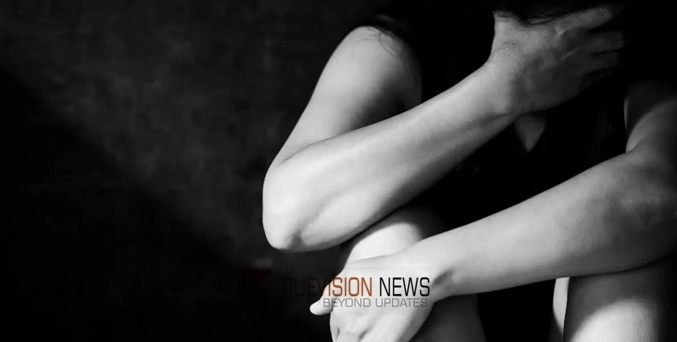 സ്കൂളിലേക്ക് പോയ പെൺകുട്ടിയെ കൂട്ടബലാത്സംഗത്തിനിരയാക്കി; പതിനഞ്ചുകാരൻ ഉൾപ്പെടെ മൂന്നുപേര്‍ പിടിയിൽ