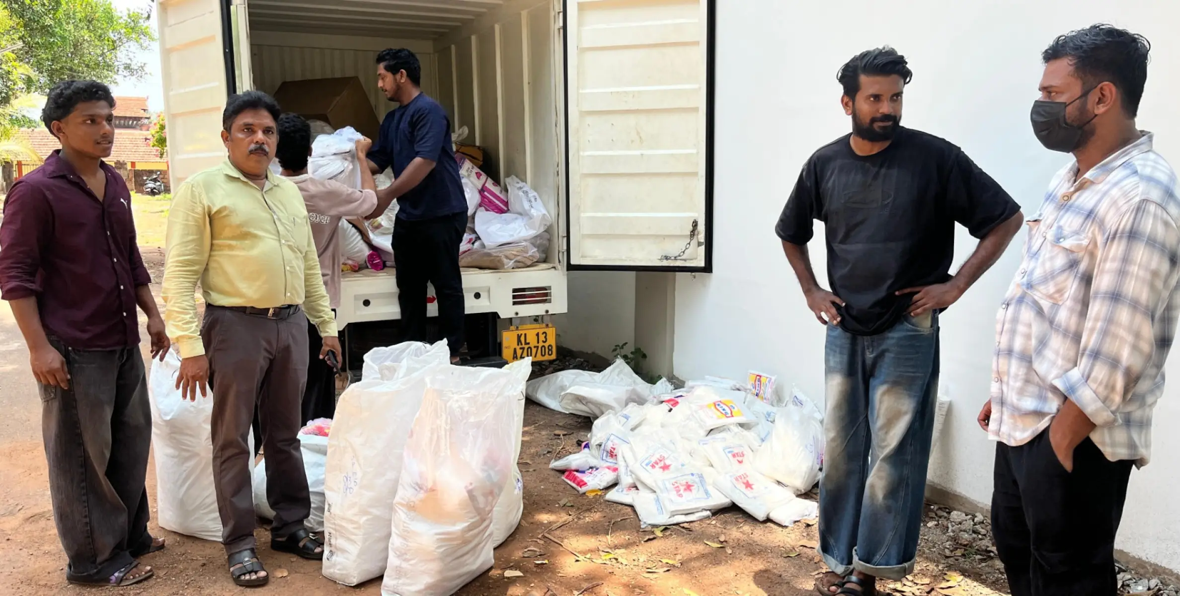 പുതിയ തെരുവിൽ വാഹനത്തിൽ നിന്നും നിരോധിത പ്ലാസ്റ്റിക് ക്യാരി ബാഗുകൾ പിടികൂടി ജില്ലാ എൻഫോഴ്‌സ്‌മെന്റ് സ്‌ക്വാഡ്