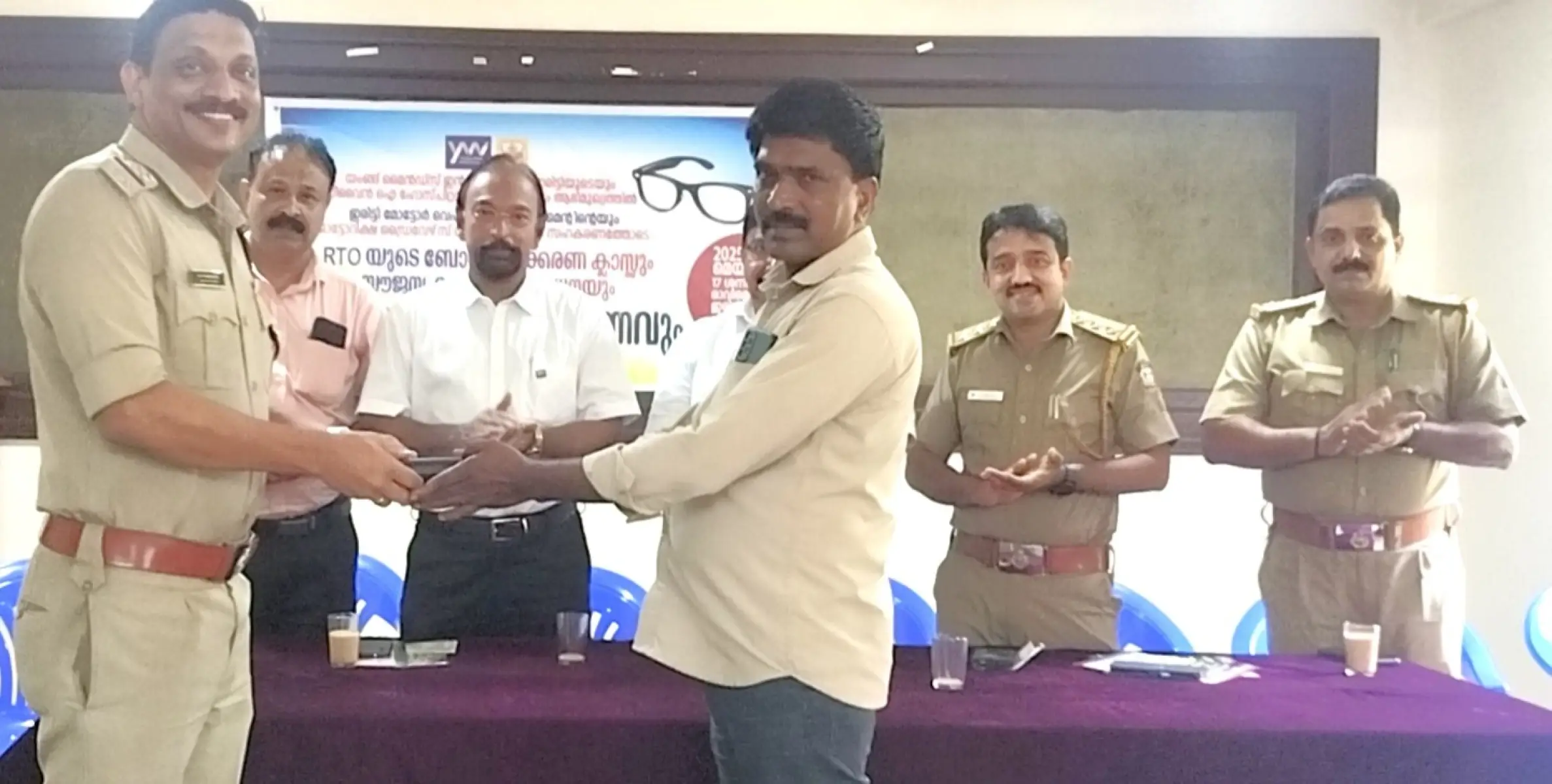 ഓട്ടോ ഡ്രൈവര്‍മാര്‍ക്കായി ബോധവല്‍ക്കരണ ക്ലാസും കണ്ണു പരിശോധനയും സൗജന്യ കണ്ണട വിതരണവും നടത്തി 