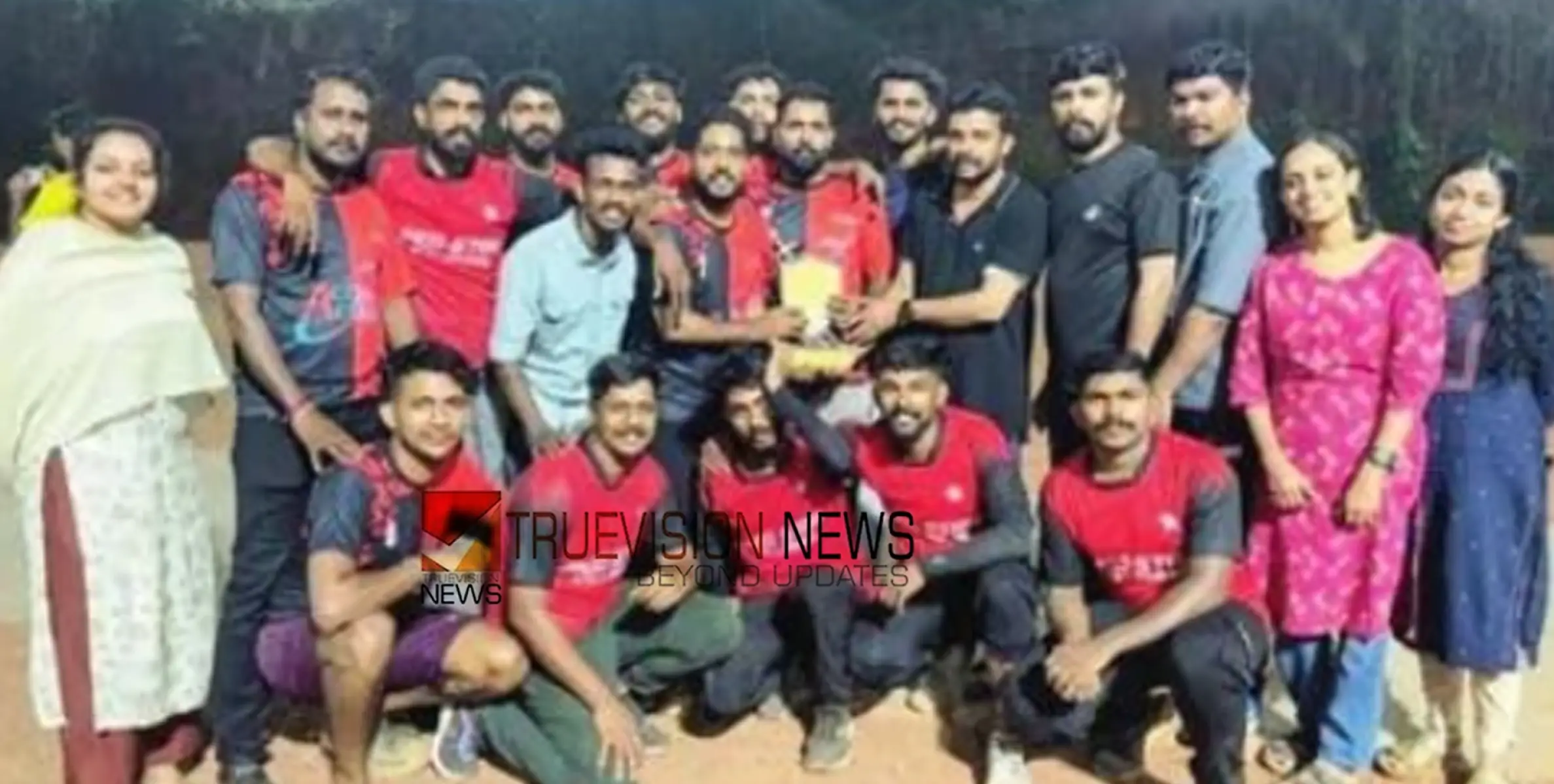 'ലഹരിയാവാം കളിയിടങ്ങളോട്'; ക്രിക്കറ്റ് ടൂർണമെന്റിൽ കുറുവന്തേരി മേഖലാ കമ്മിറ്റി ജേതാക്കൾ 