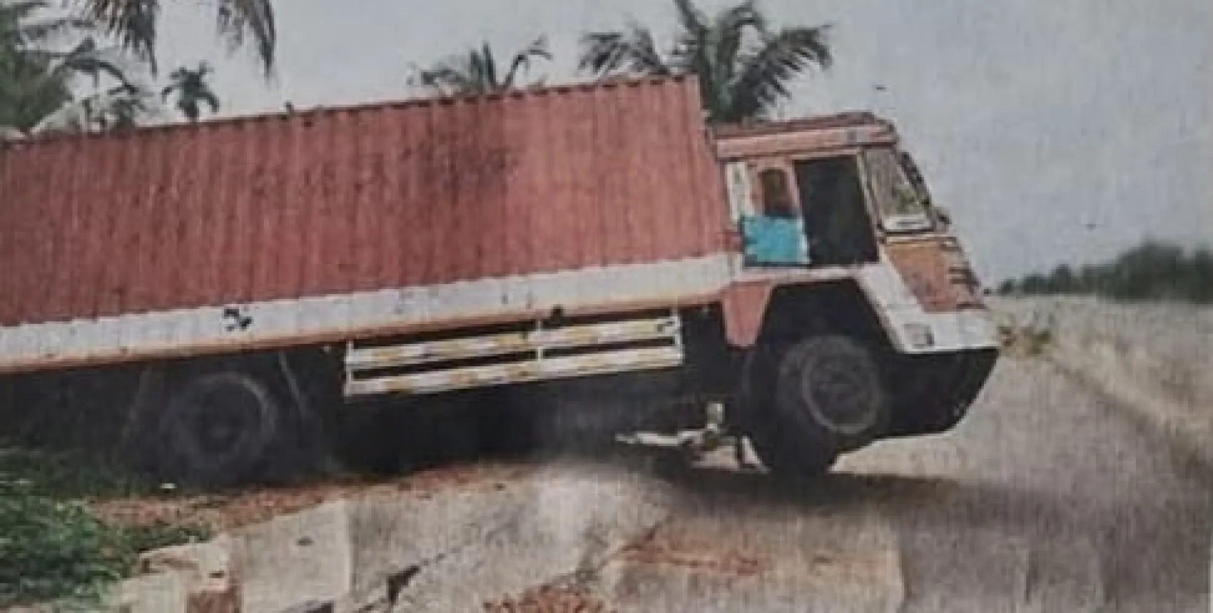 തലശേരിയിൽ ടോൾ ബൂത്ത് വെട്ടിച്ചോടിയ പാഴ്സൽ ലോറിക്ക് എട്ടിൻ്റെ പണി ; 250 രൂപ വേണ്ടിടത്ത് ചെലവായത് 5,000 രൂപ...!