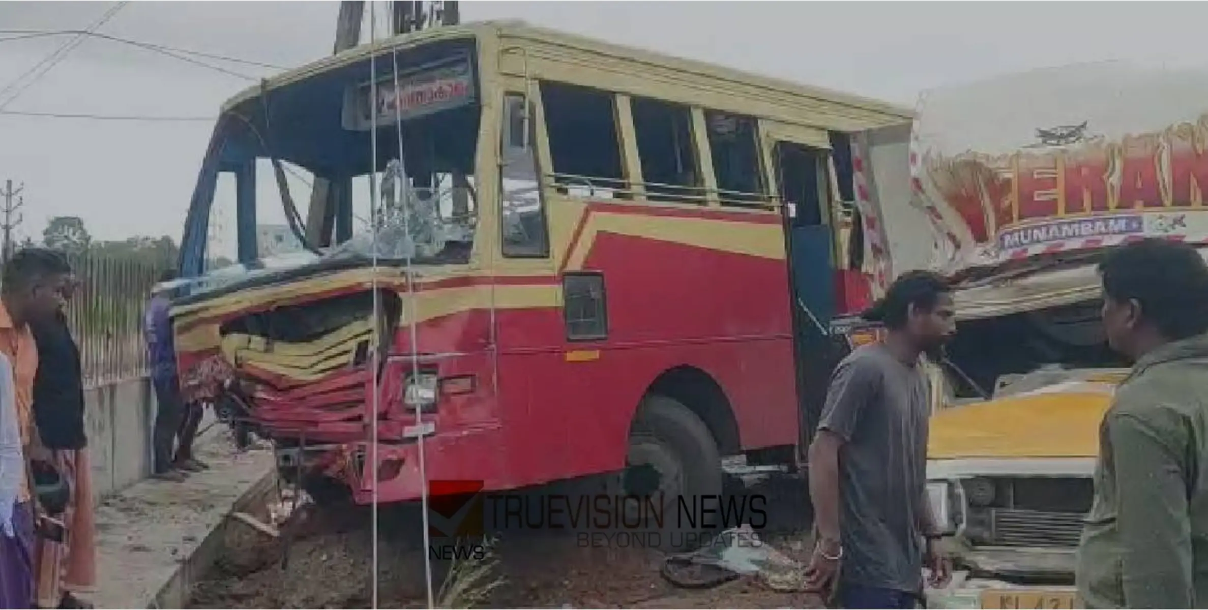 ഹരിപ്പാടിൽ കെഎസ്ആർടിസി ബസ്സും കാറും കൂട്ടിയിടിച്ച് അപകടം; കാർ യാത്രാക്കാർക്ക് പരിക്ക്