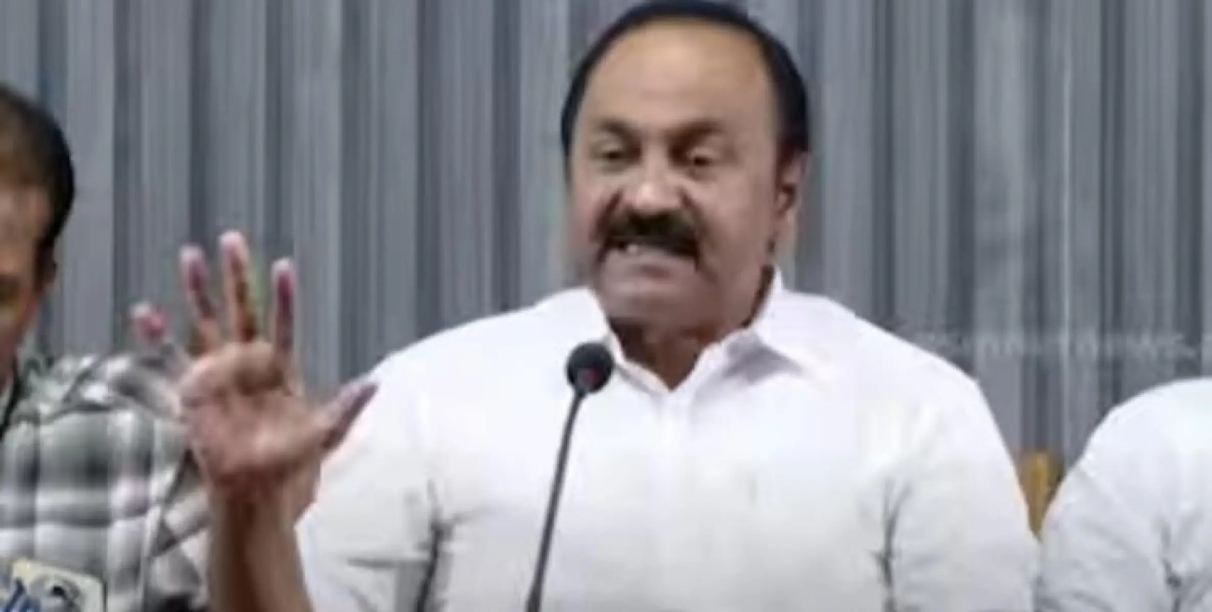 'പൊലീസ് സ്റ്റേഷനിൽ ചെല്ലുന്നവർക്ക് കക്കൂസിലെ വെള്ളമാണോ കുടിക്കാൻ കൊടുക്കുന്നത്'? പ്രതിപക്ഷ നേതാവ്