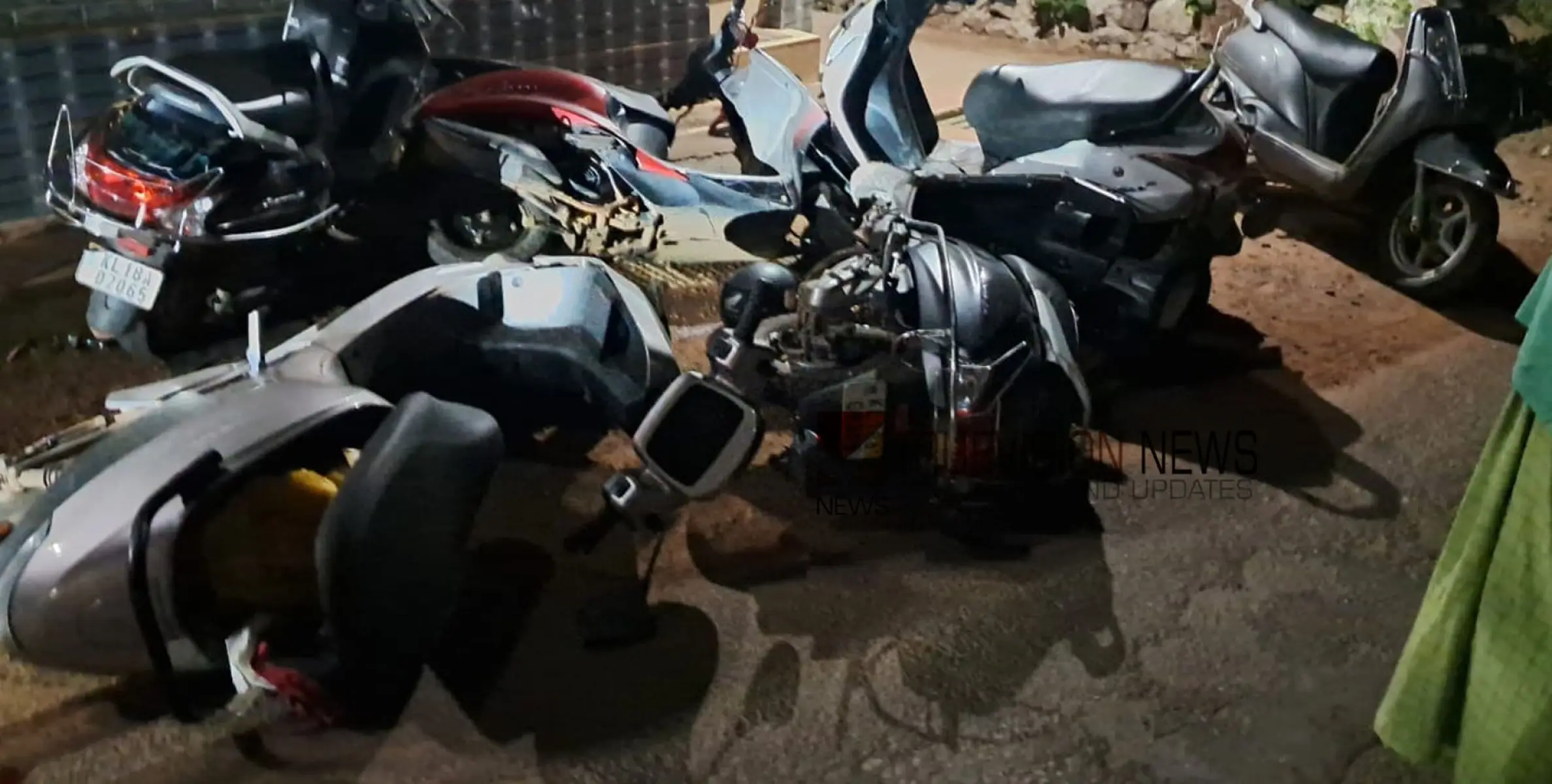 ദൃശ്യം പൊലീസിന് ; നിർത്തിയിട്ട ഇരുചക്ര വാഹനങ്ങൾ ഇടിച്ച് തെറിപ്പിച്ച് അജ്ഞാത ഓട്ടോ 