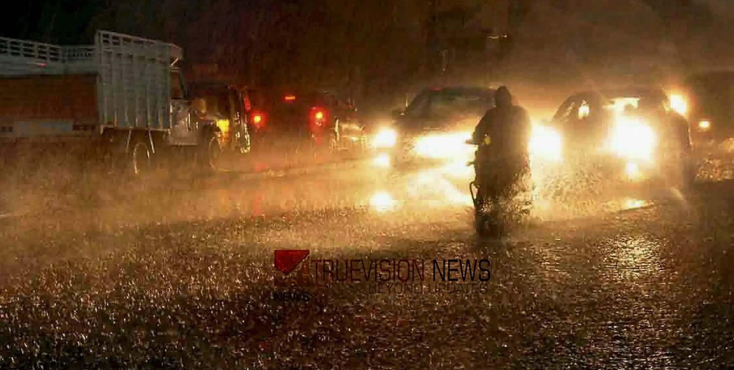 കോരിച്ചൊരിഞ്ഞ് മഴ: വടക്കന്‍ ജില്ലകളില്‍ അഞ്ചുദിവസം ഓറഞ്ച് അലര്‍ട്ട്‌, അറബിക്കടലില്‍ ന്യൂനമര്‍ദസാധ്യത,  മുന്നറിയിപ്പ്