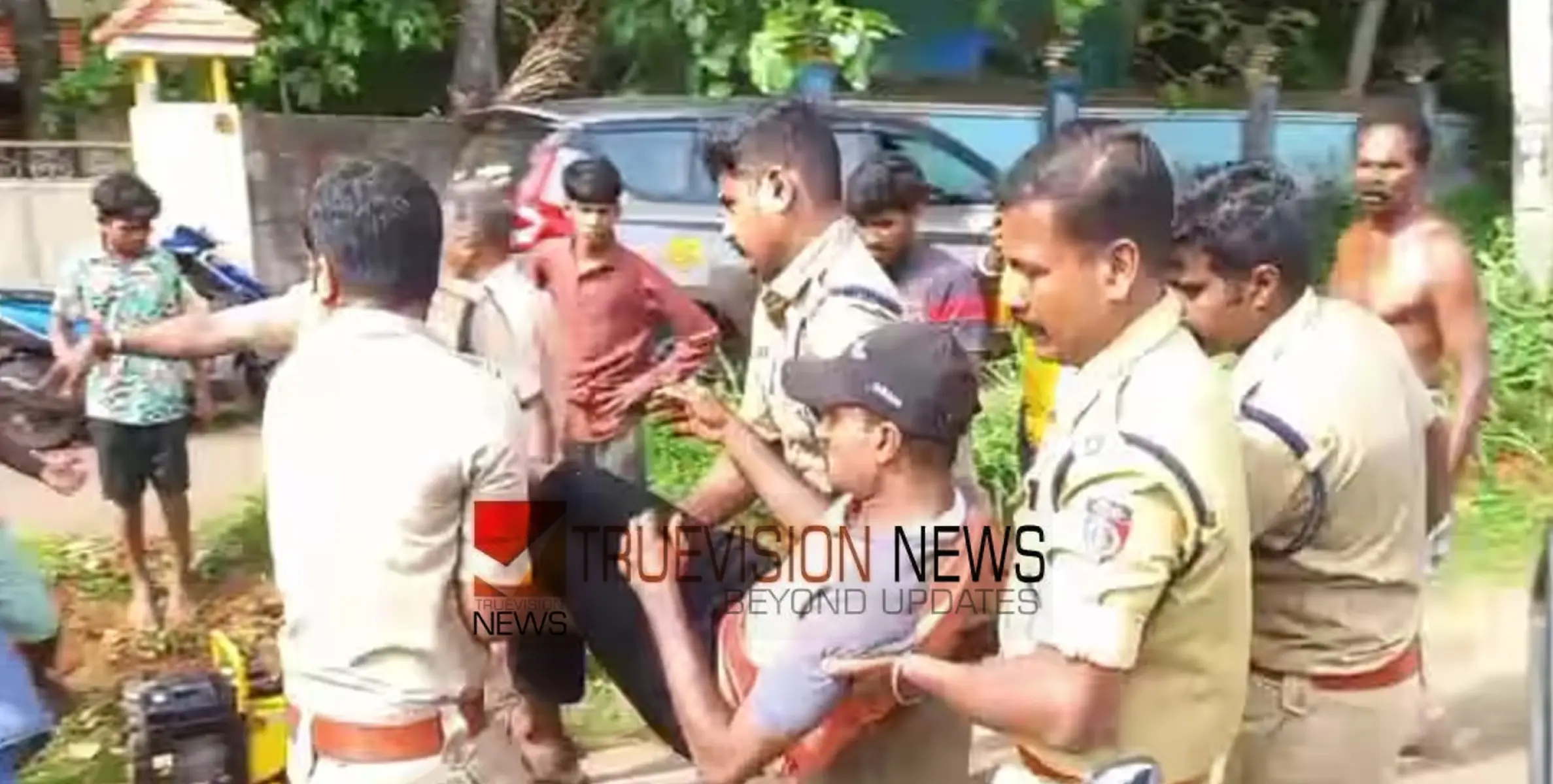 ബൈക്കുകൾ കൂട്ടിയിടിച്ച് അപകടം; ഷോക്ക് അബ്സോര്‍ബറിനും വീലിനും ഇടയിൽ കാൽ കുരുങ്ങി യുവാവിന് പരിക്ക്