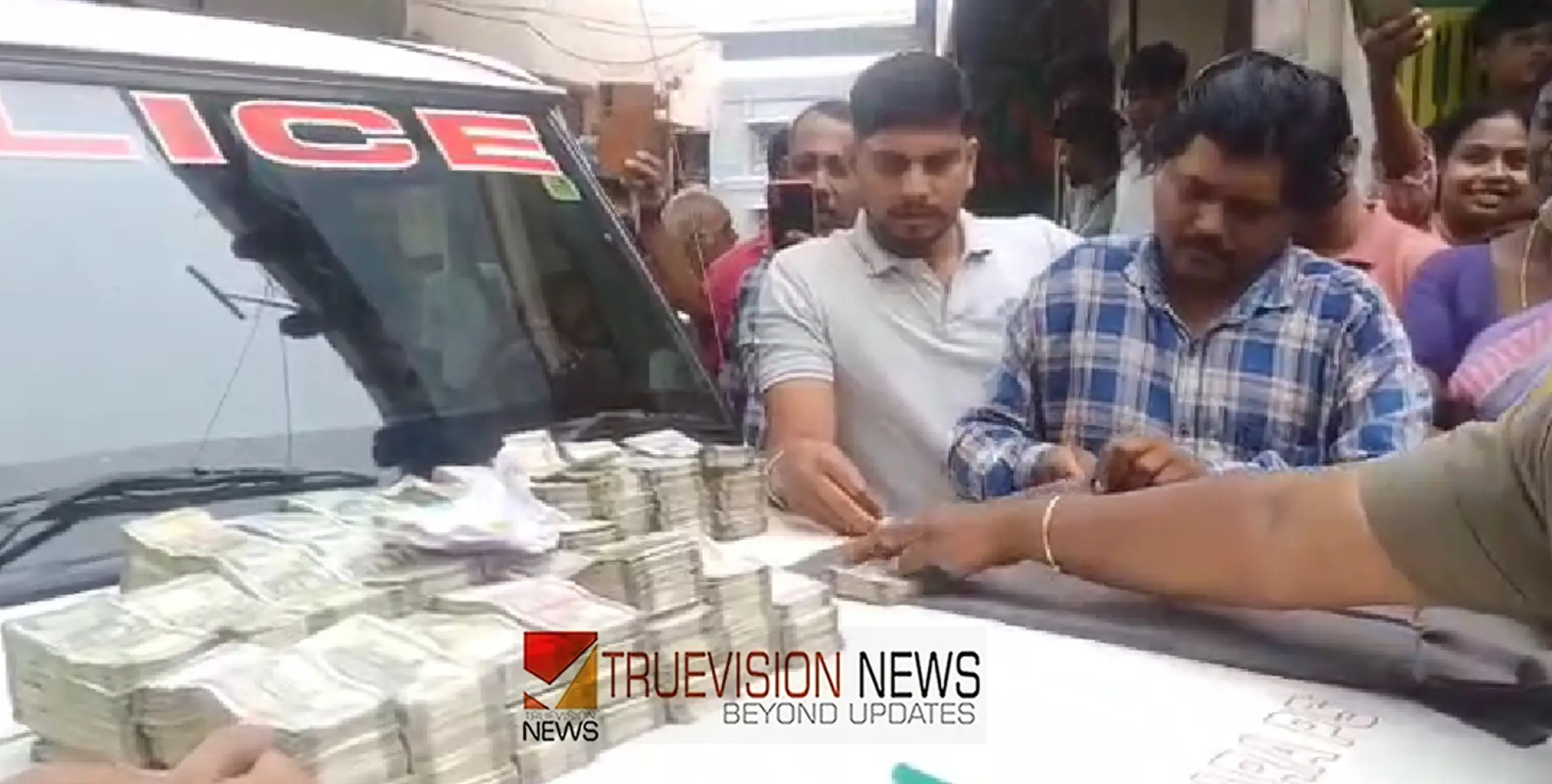 'ഐഡിയ കൊള്ളാം പക്ഷെ പണി പാളി'; അടിവസ്ത്രത്തിലൊളിപ്പിച്ച് സ്വർണവും പണവും കടത്താൻ ശ്രമിച്ച മൂന്ന് പേർ പിടിയിൽ