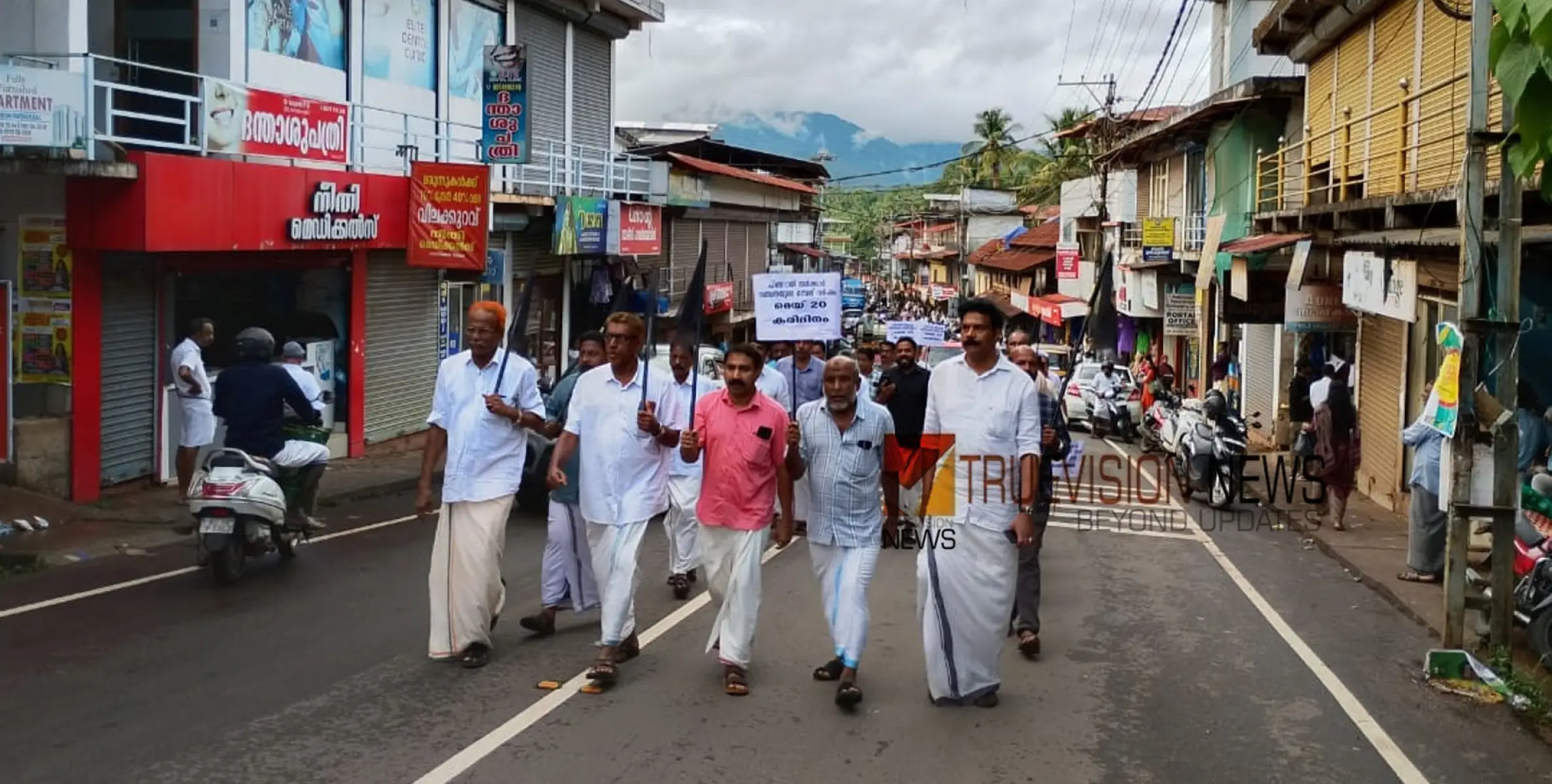  പ്രതിഷേധ സംഗമം; പിണറായി സർക്കാരിനെതിരെ വാണിമേലിൽ കരിദിനം ആചരിച്ച് യു. ഡി. എഫ്