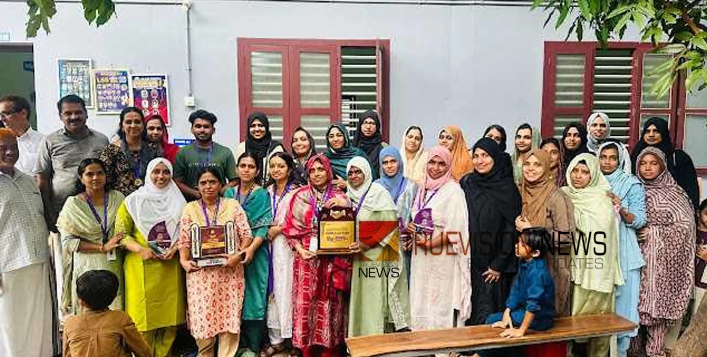  മൊമെൻ്റോ നൽകി; വാണിമേൽ എം യു പി സ്കൂളിലെ അധ്യാപകർക്ക് സ്നേഹാദരം 