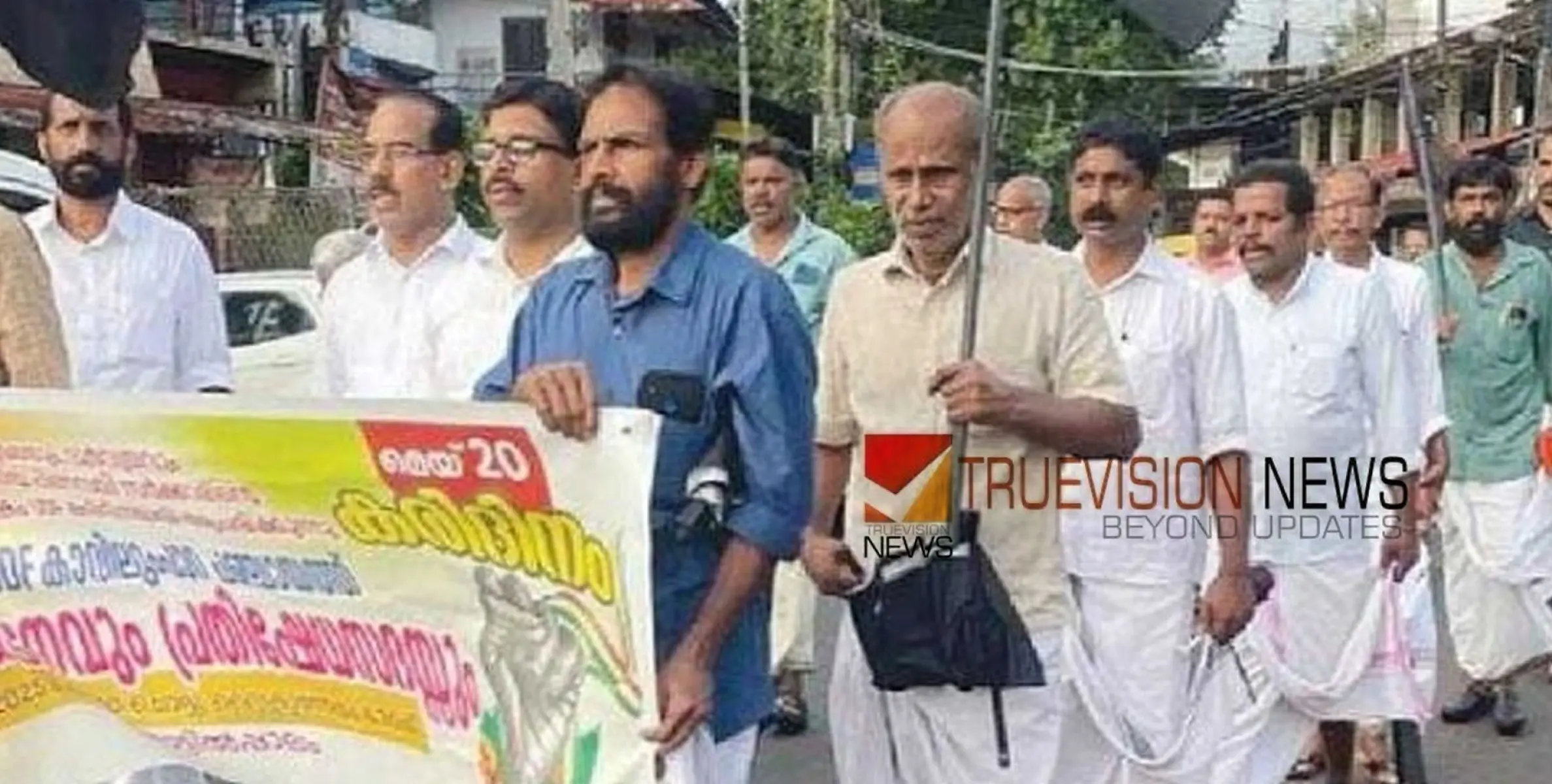കരിദിനാചരണം; തൊട്ടില്‍പ്പാലത്ത് കരിങ്കൊടി പ്രകടനം നടത്തി യു ഡി എഫ് 
