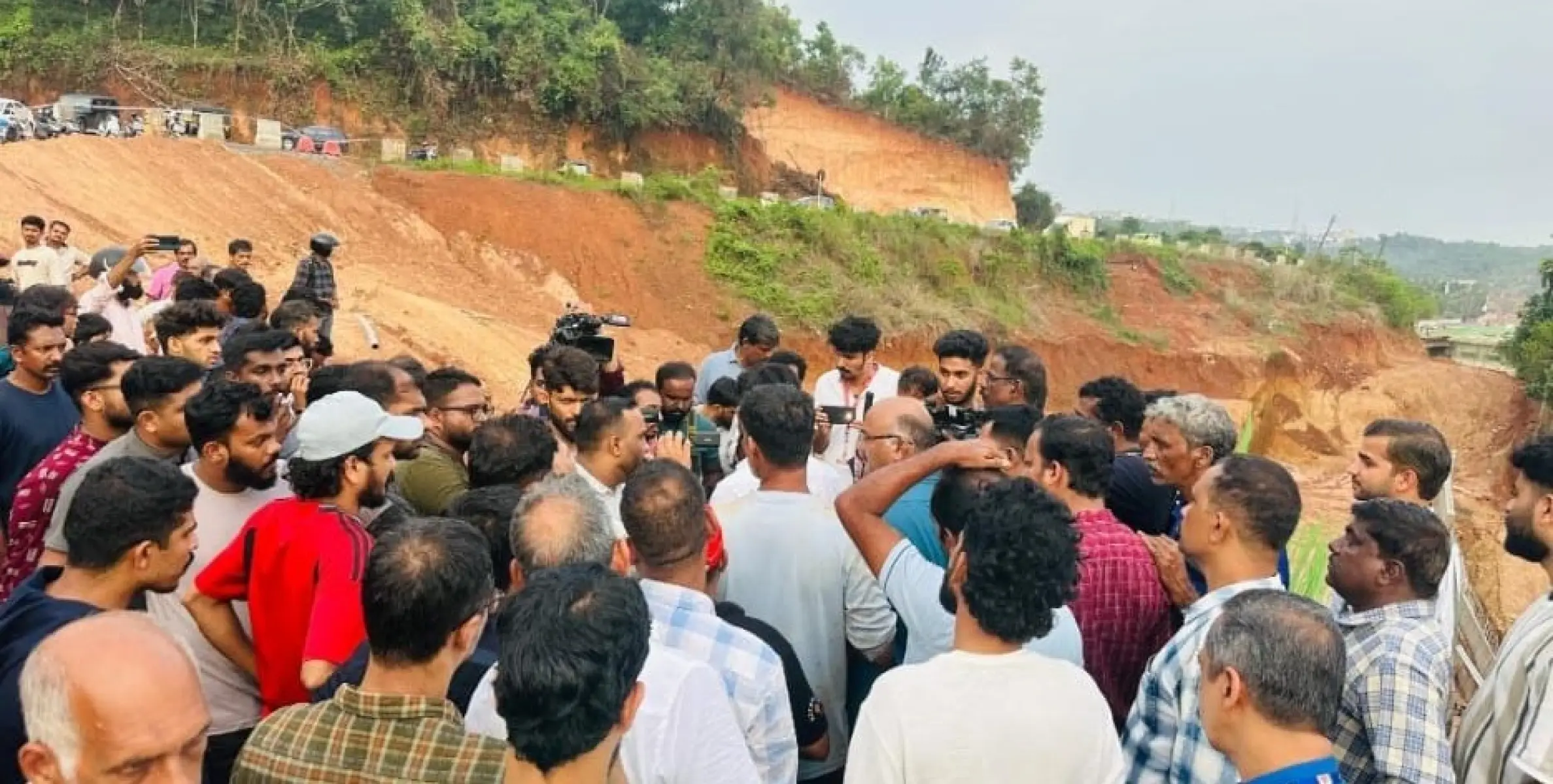 കുപ്പത്തെ റോഡ് ഉപരോധം അവസാനിപ്പിച്ചു, മെയ് 27നകം പരിഹാരം കണ്ടില്ലെങ്കിൽ വീണ്ടും സമരം തുടരും 