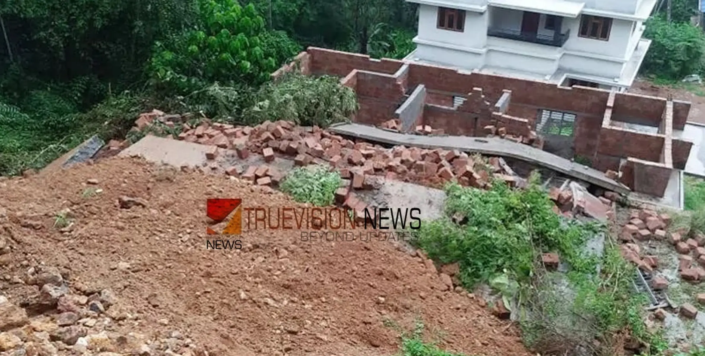 അതിശക്ത മഴ....  മതിലിടിഞ്ഞ് വീണ് നിർമാണം പൂർത്തിയായ വീട് തകർന്നു; മറ്റൊരു വീടിന് കേടുപാടുകൾ