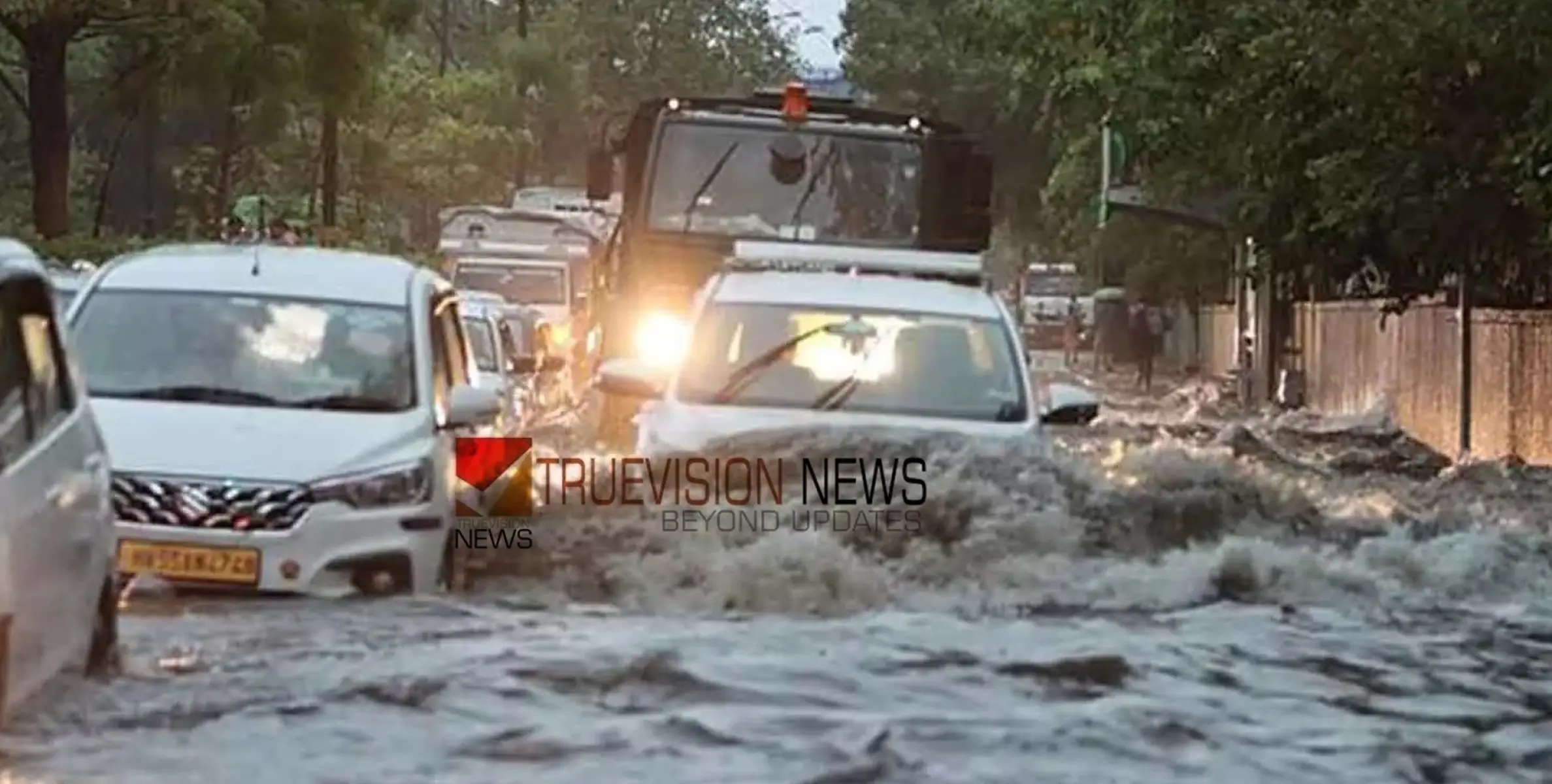 ഡല്‍ഹിയില്‍ കനത്ത മഴ; നിരവധി സ്ഥലങ്ങളില്‍ വെള്ളക്കെട്ട്, 25 വിമാനങ്ങള്‍ വഴിതിരിച്ചു വിട്ടു