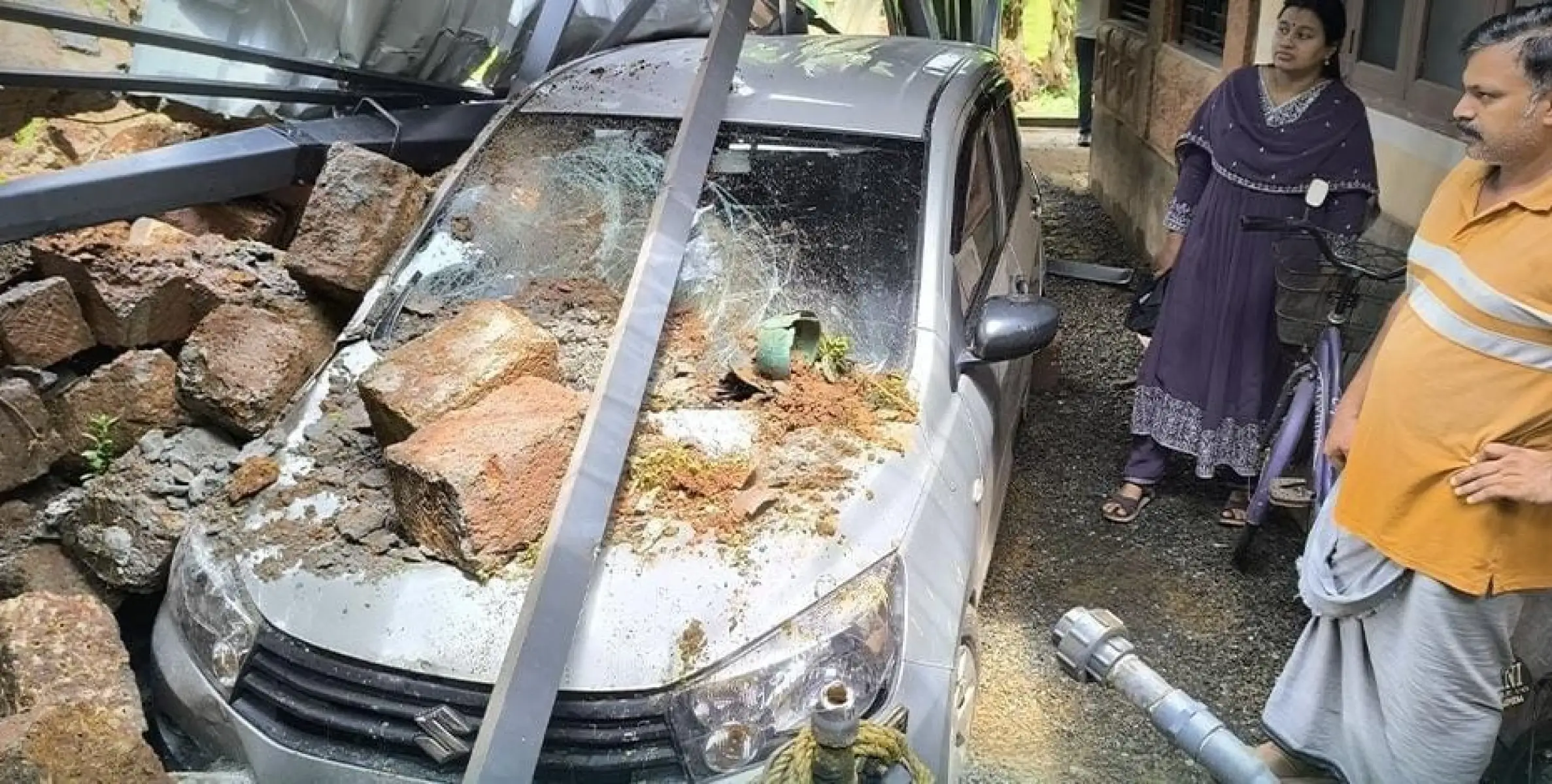 കുറ്റൂരിൽ മതിൽ ഇടിഞ്ഞ് കാർ തകർന്നു
