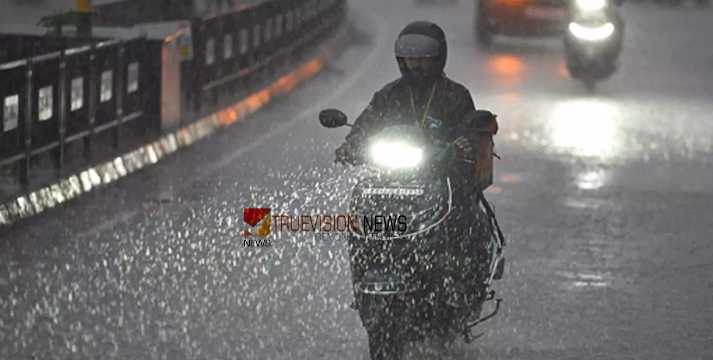 സംസ്ഥാനത്ത് മഴ കനക്കുന്നു; കോഴിക്കോട് ഉൾപ്പെടെ മൂന്ന് ജില്ലകളിൽ നാളെ റെഡ് അലർട്ട്