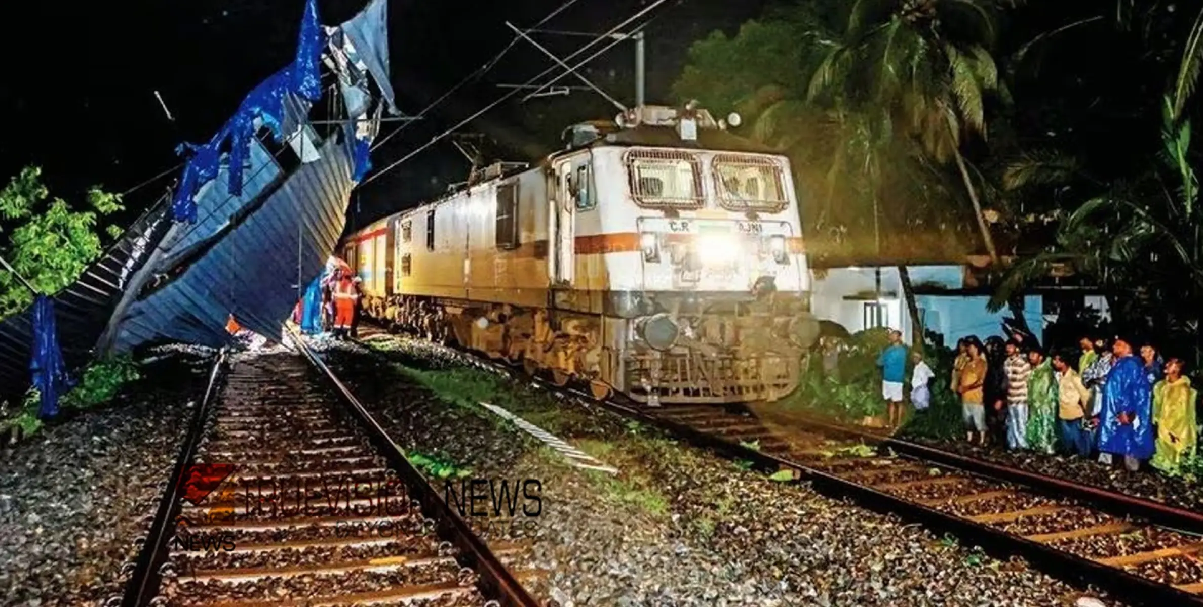 'പെട്ടെന്ന് ട്രാക്കിൽ തീപ്പൊരി, തൊട്ടുപിന്നാലെ വെളിച്ചമില്ലാതായി, ഒന്നും ആലോചിക്കാതെ ഉടൻ ബ്രേക്കിട്ടു'; വൻദുരന്തം ഒഴിവായത് തലനാരിഴയ്ക്ക് 