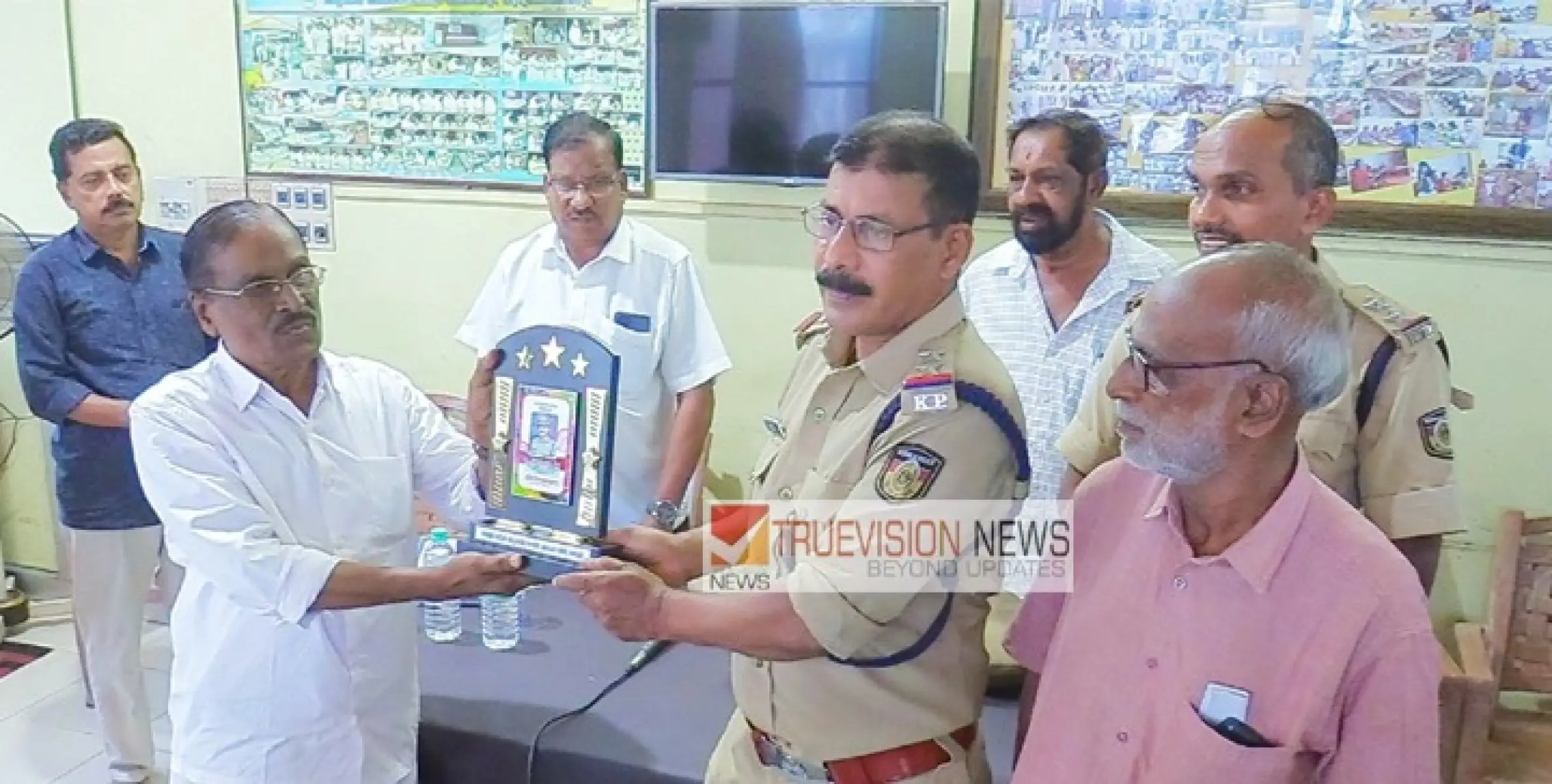 32 വർഷത്തെ സേവനത്തിന് ശേഷം വിരമിക്കുന്ന തലശേരി ട്രാഫിക്ക് എസ്.ഐ പി.കെ മനോജന് തലശ്ശേരി പ്രൈവറ്റ് ബസ്സ് ഓപ്പറേറ്റേർസ് അസോസിയേഷൻ സ്നേഹാദരം നൽകി.