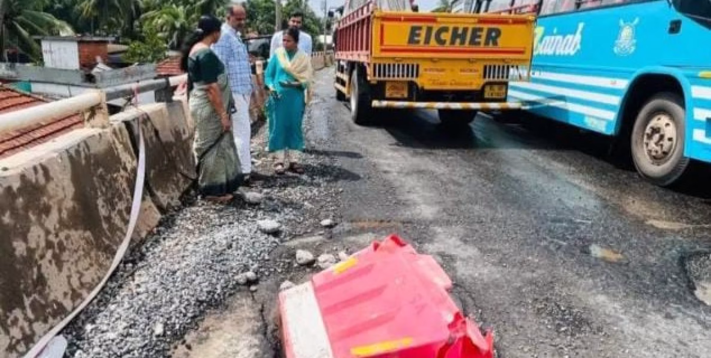 പാപ്പിനിശ്ശേരി മേൽപ്പാലം അപകടവസ്ഥയിൽ: തുടർച്ചയായി വലിയ കുഴികൾ രൂപപ്പെടുന്നത് പരിശോധിക്കാൻ എഞ്ചിനീയർക്ക് നിർദേശം