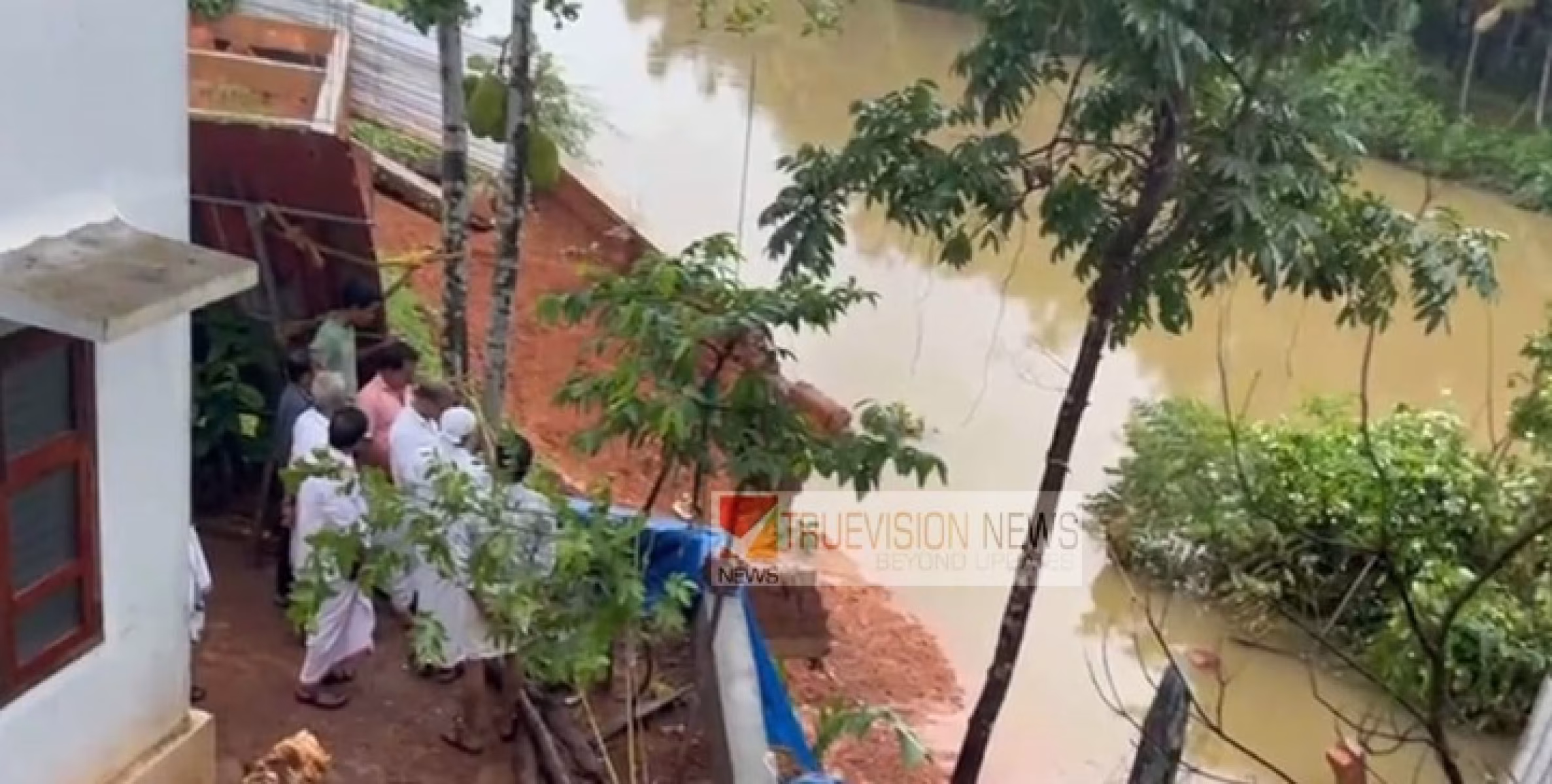 പെരിങ്ങത്തൂർ പുഴയിൽ ജലനിരപ്പുയരുന്നു ; കായപനച്ചിയിൽ വീടിൻ്റെ മതിലും, പറമ്പും, നിർമ്മാണത്തിലിരിക്കുന്ന കെട്ടിടവും  ഒലിച്ചുപോയി. 