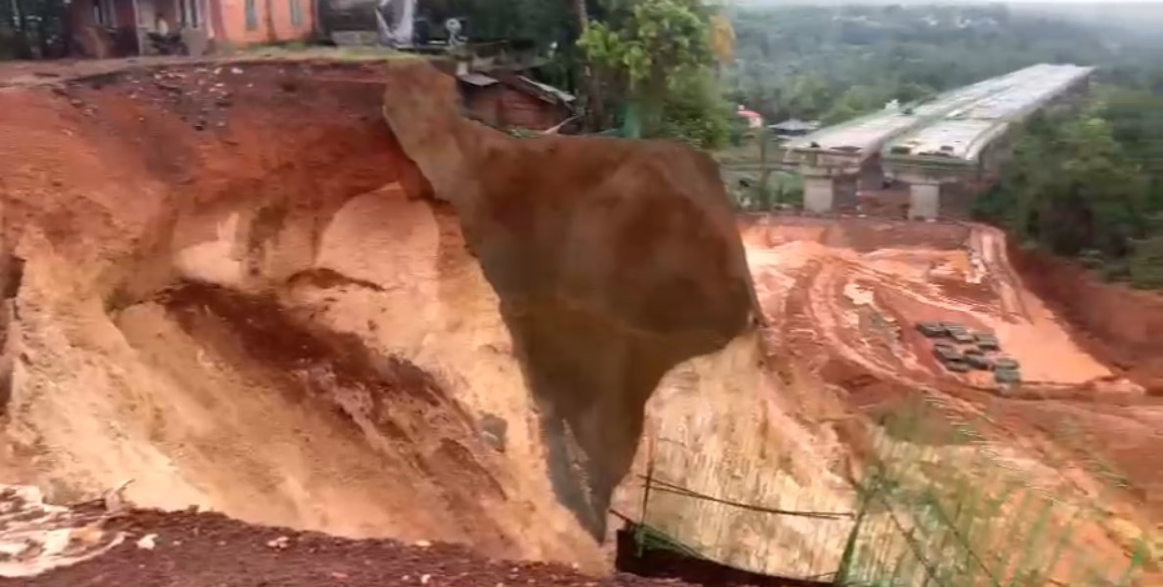 പട്ടുവത്ത് താൽക്കാലിക പാത ഇടിഞ്ഞു:ഗതാഗത നിയന്ത്രണം ഏർപ്പെടുത്തി