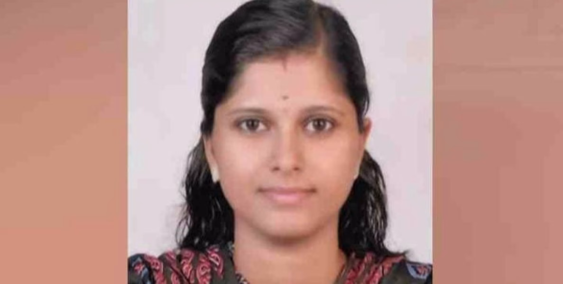 എറണാകുളത്ത് കെട്ടിടത്തിന്റെ മുകളിൽ നിന്ന് കോൺക്രീറ്റ് കട്ട വീണ് യുവതിക്ക് ദാരുണാന്ത്യം