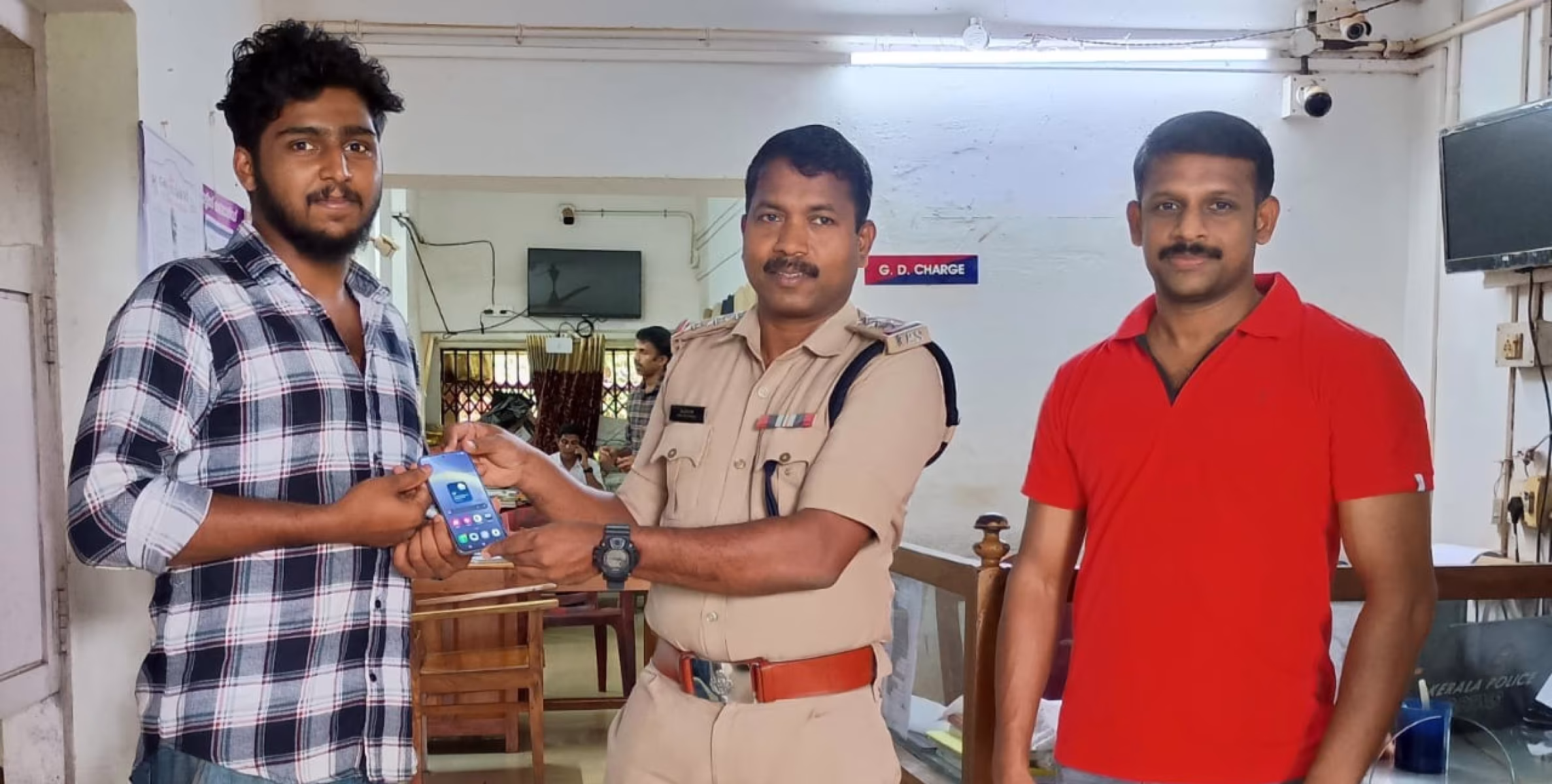 നഷ്ടപ്പെട്ട എഴുപതിനായിരം രൂപയോളം വില വരുന്ന ഫോൺ കണ്ടെത്തി തിരിച്ചു നൽകി പേരാവൂർ പോലീസ്