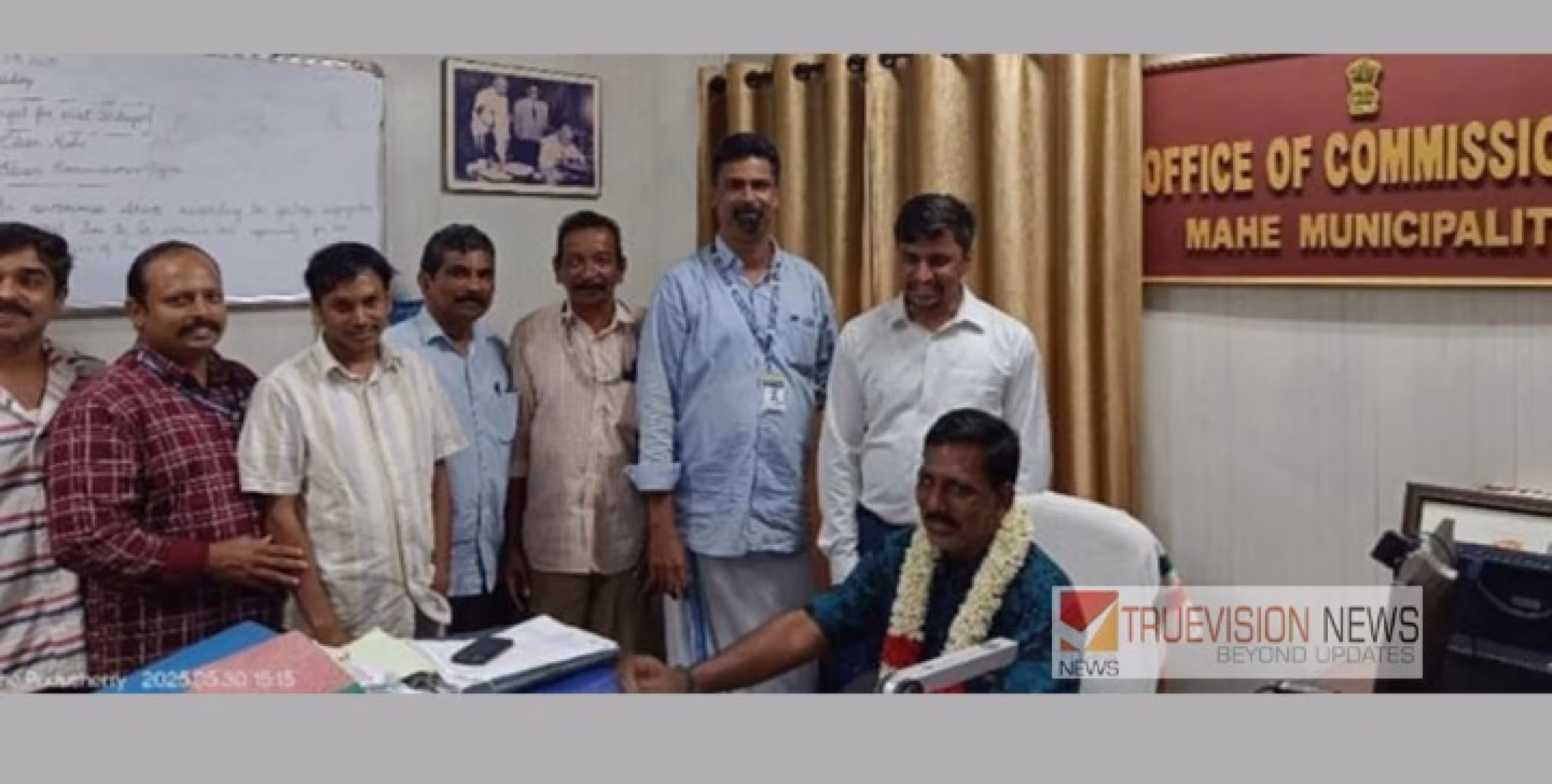 വിരമിച്ച സാനിറ്ററി വർക്കറെ സ്വന്തം സീറ്റിലിരുത്തി മാഹി മുനിസിപ്പൽ  കമ്മീഷണർ ആദരിച്ചു.