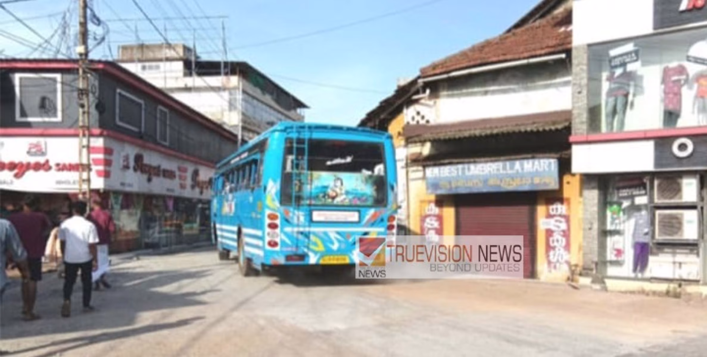 തലശേരിയിൽ ഭാഗികമായി തുറന്ന ലോഗൻസ് റോഡ് വഴി ബസുകളും ഓടിത്തുടങ്ങി.