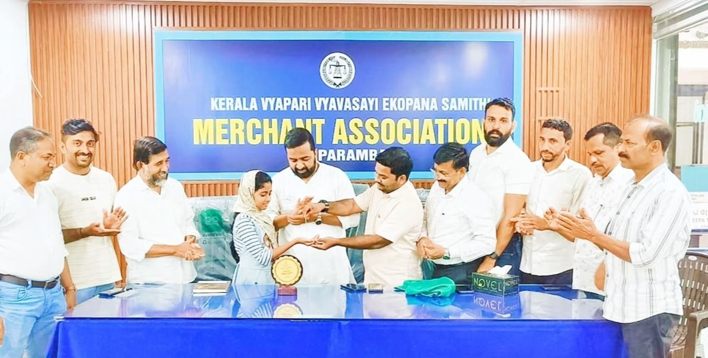 കളഞ്ഞു കിട്ടിയ സ്വർണ്ണാഭരണം ഉടമയെ ഏൽപ്പിച്ചു മാതൃകയായി വ്യാപാരി ഷബീർ ഇസ്മായിൽ