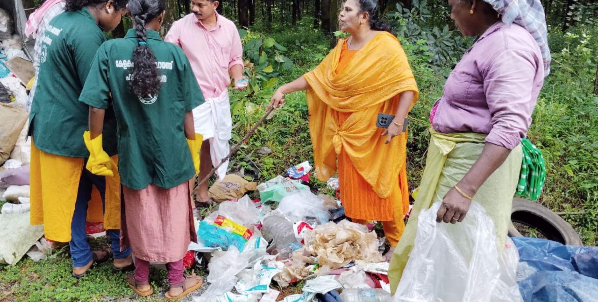 അടക്കാത്തോട്  റോഡരികിൽ മാലിന്യക്കെട്ടുകൾ : മാലിന്യം തള്ളിയവർക്കെതിരെ നടപടി