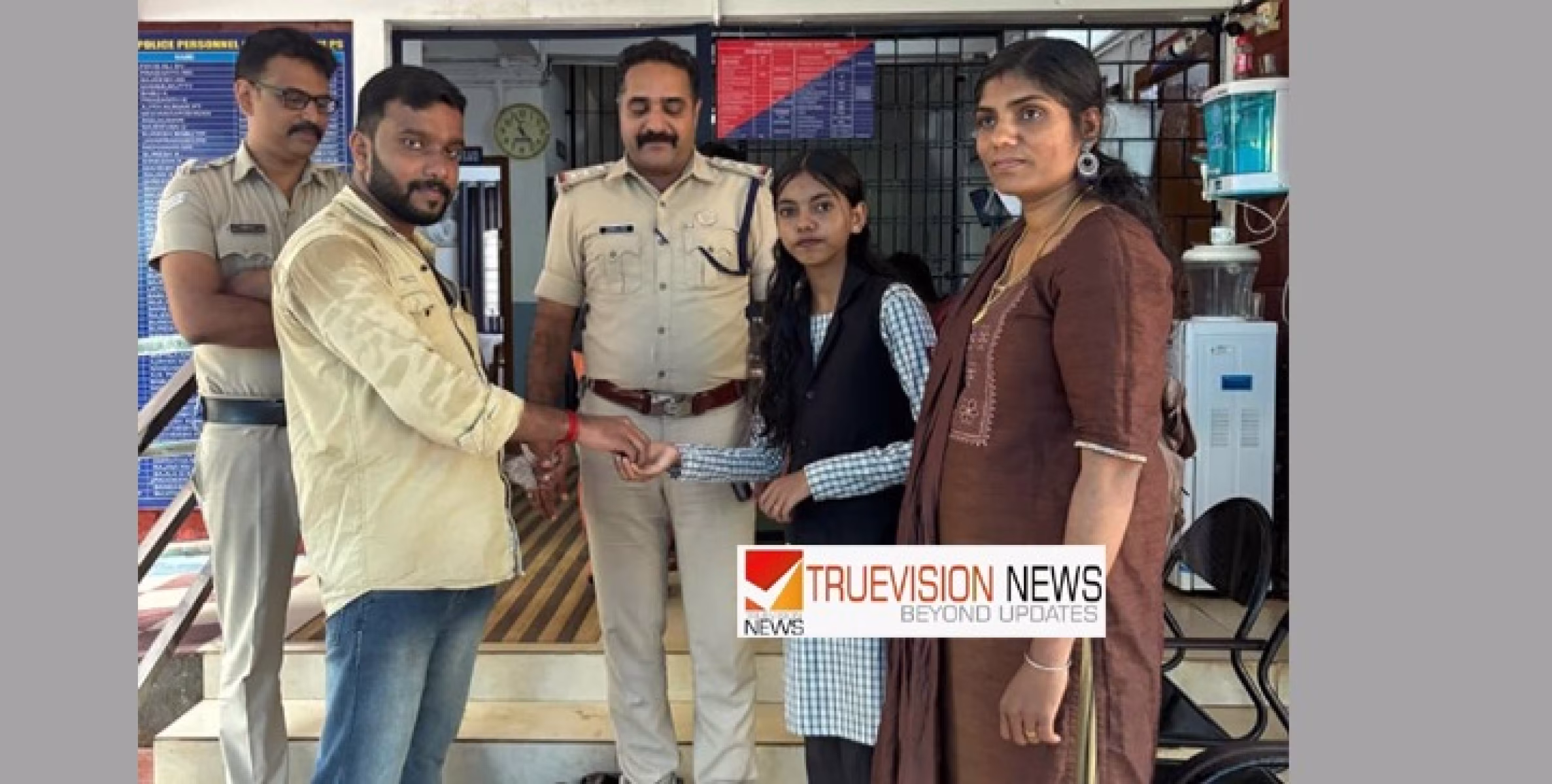 ചൊക്ലി സ്വദേശിയായ ബസ് കണ്ടക്ടർ ഷിജിൻ്റെ നല്ല  മനസിന് തങ്കത്തിളക്കം ; ബസിൽ നിന്നും കളഞ്ഞ് കിട്ടിയ ഒരു പവൻ്റെ സ്വർണ ബ്രേസ്ലറ്റ് വിദ്യാർത്ഥിനിക്ക് തിരികെ കിട്ടി.