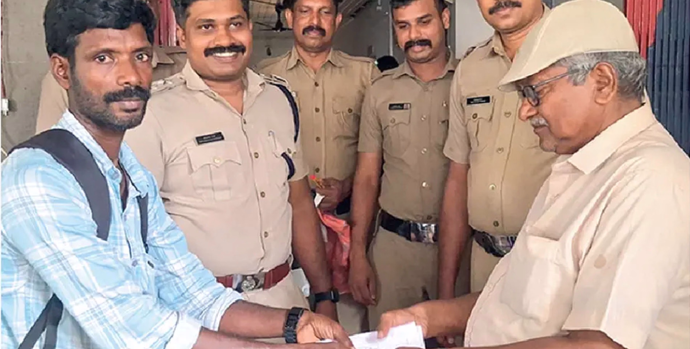 ബസ് കാത്തിരിപ്പ് കേന്ദ്രത്തിൽനിന്ന് കിട്ടിയ പണം ഉടമസ്ഥന്‌ നല്‍കി കെട്ടിട നിർമാണ തൊഴിലാളി